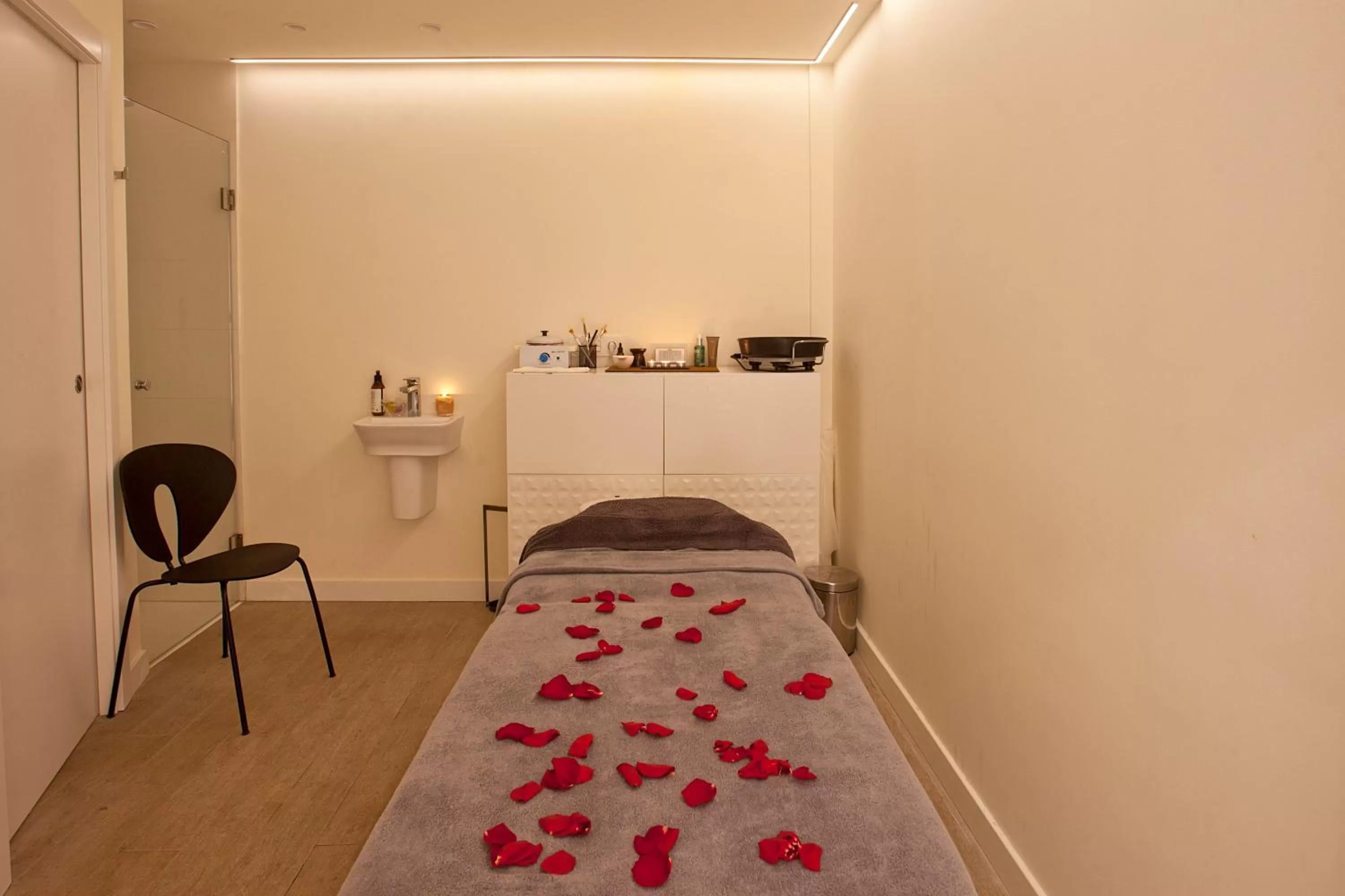 Massage, Bed in Hotel Pompaelo Plaza del Ayuntamiento & Spa