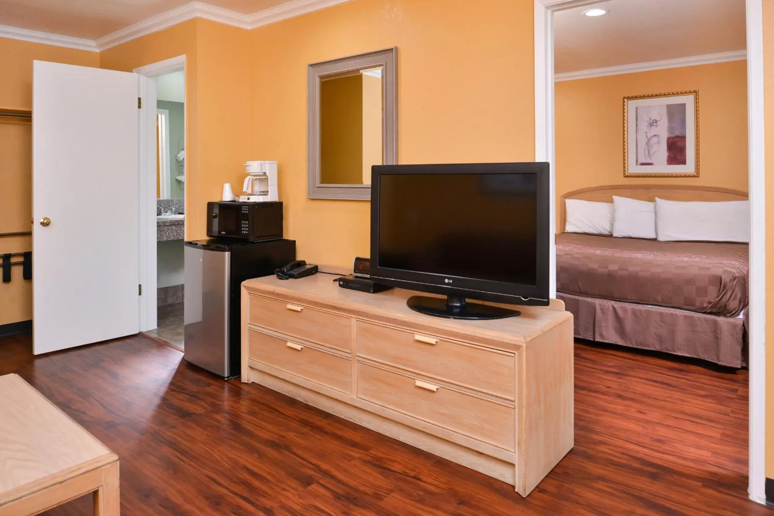 Living room, TV/Entertainment Center in Americas Best Value Inn & Suites Clearlake Wine Country