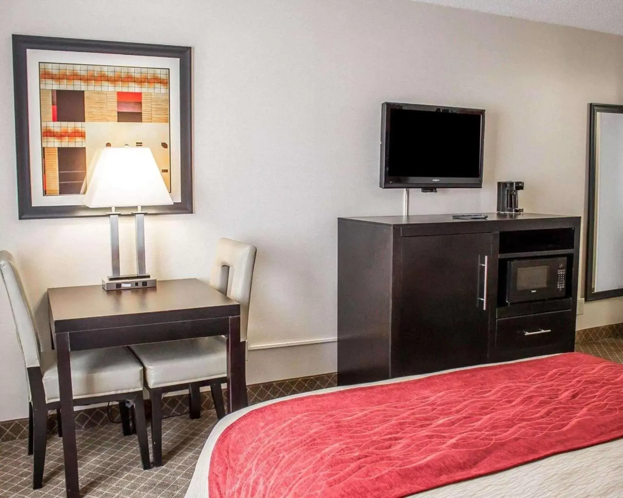 Photo of the whole room, TV/Entertainment Center in Norwood Inn & Suites Columbus