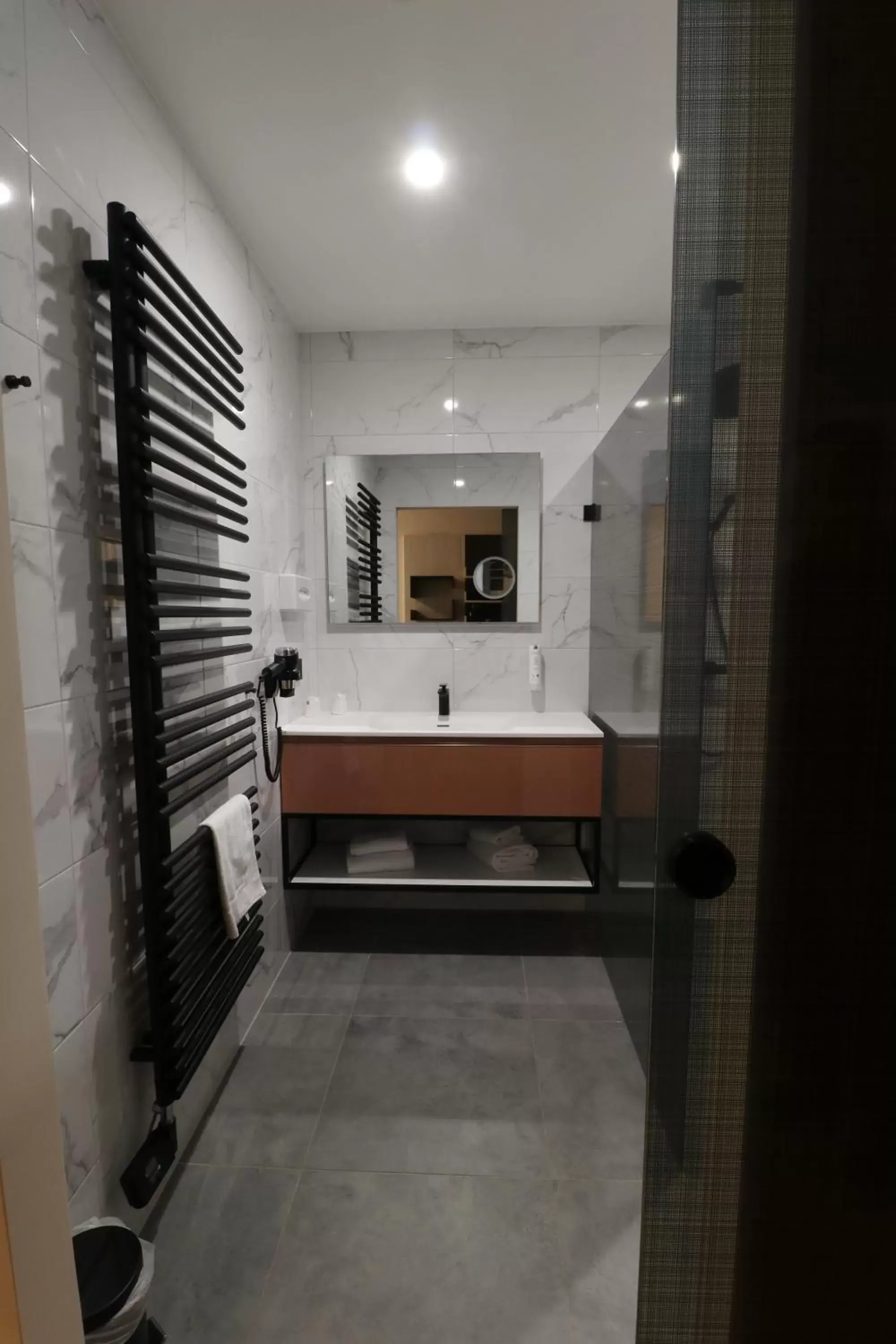 Bathroom, Kitchen/Kitchenette in Threeland Hotel