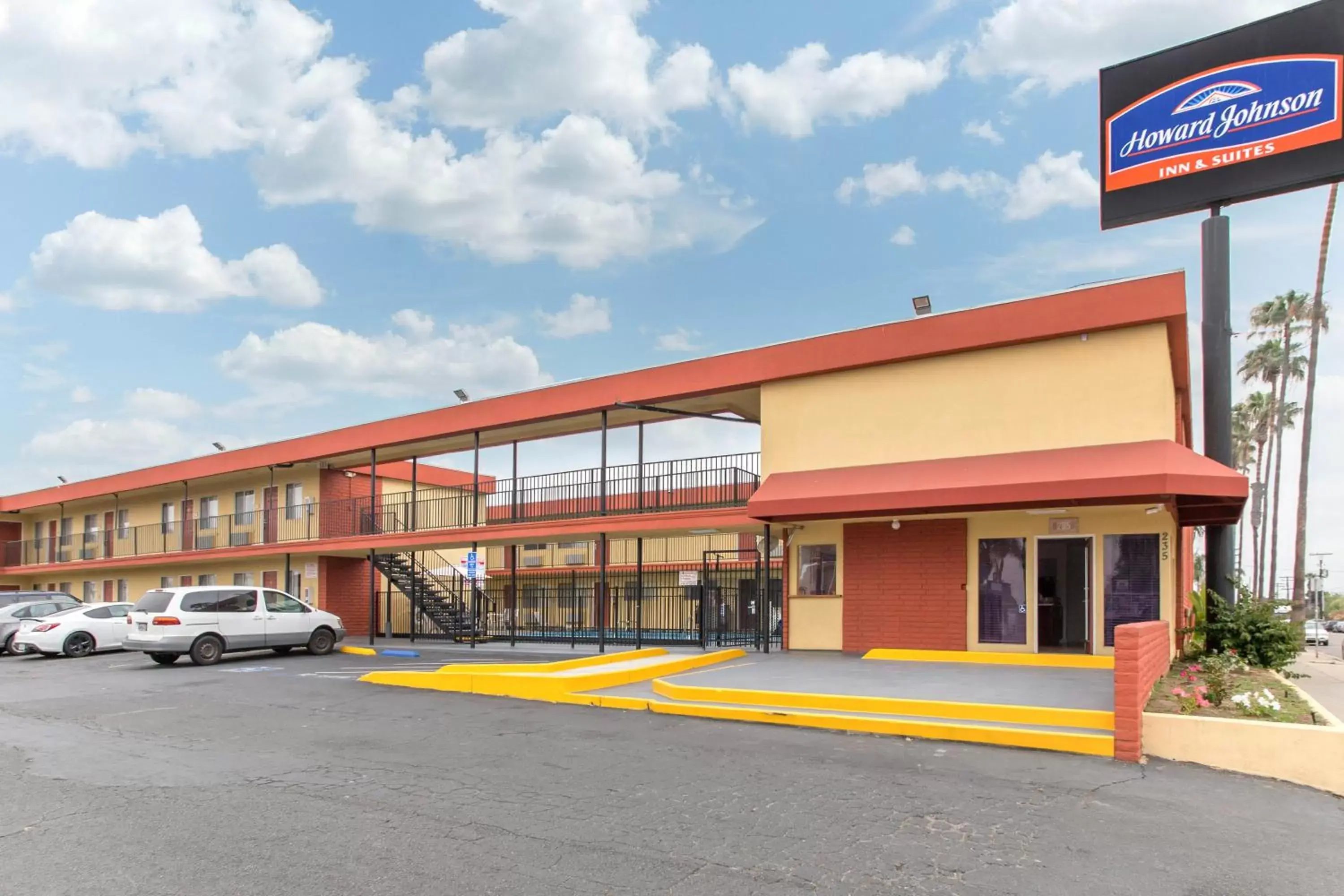 Facade/entrance, Property Building in Howard Johnson by Wyndham Chula Vista/San Diego Suite Hotel