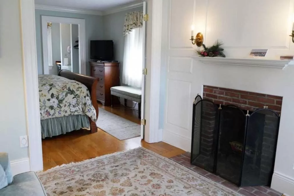Seating area, Bed in Compass Rose Inn