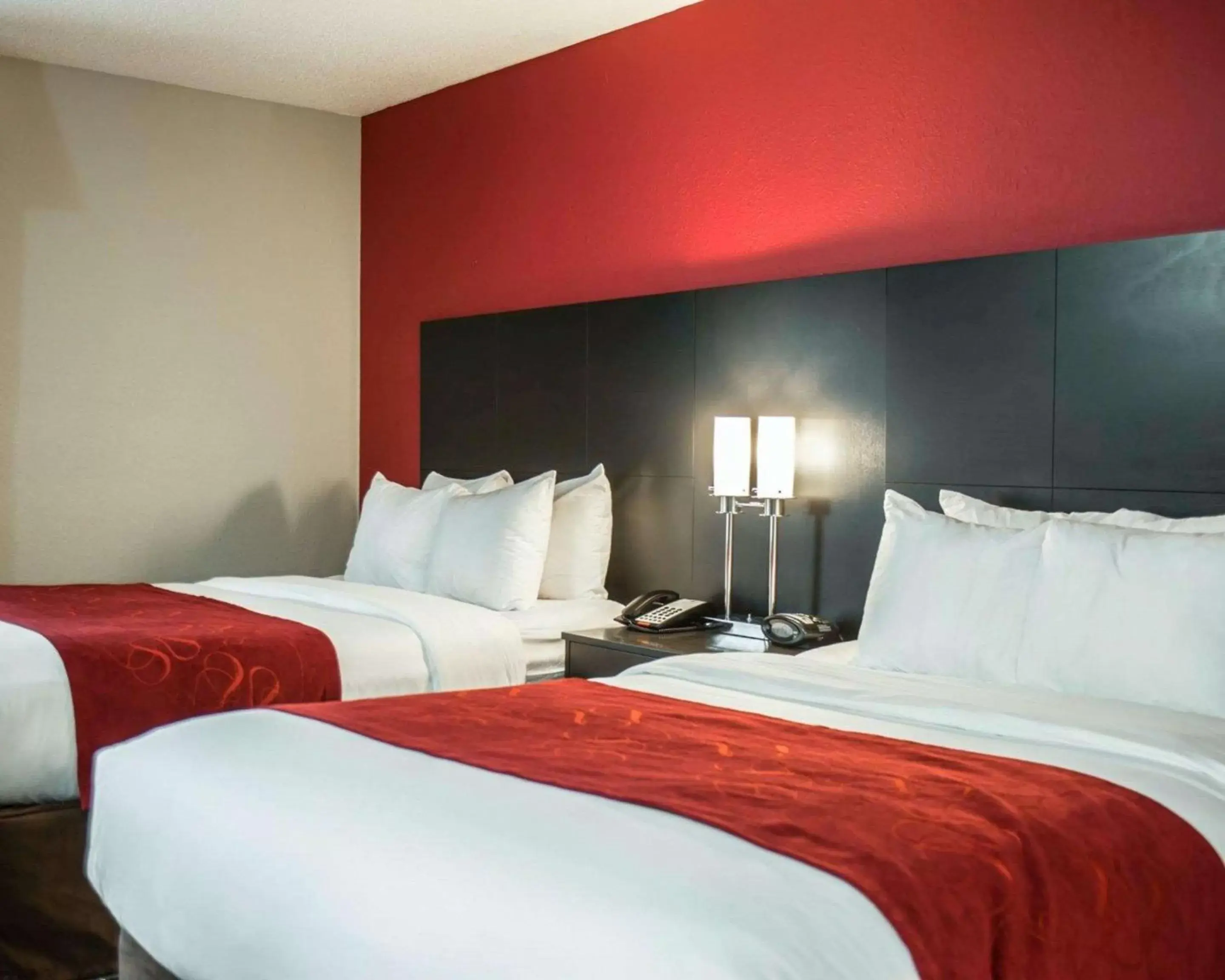 Bedroom, Bed in Comfort Suites Airport Nashville