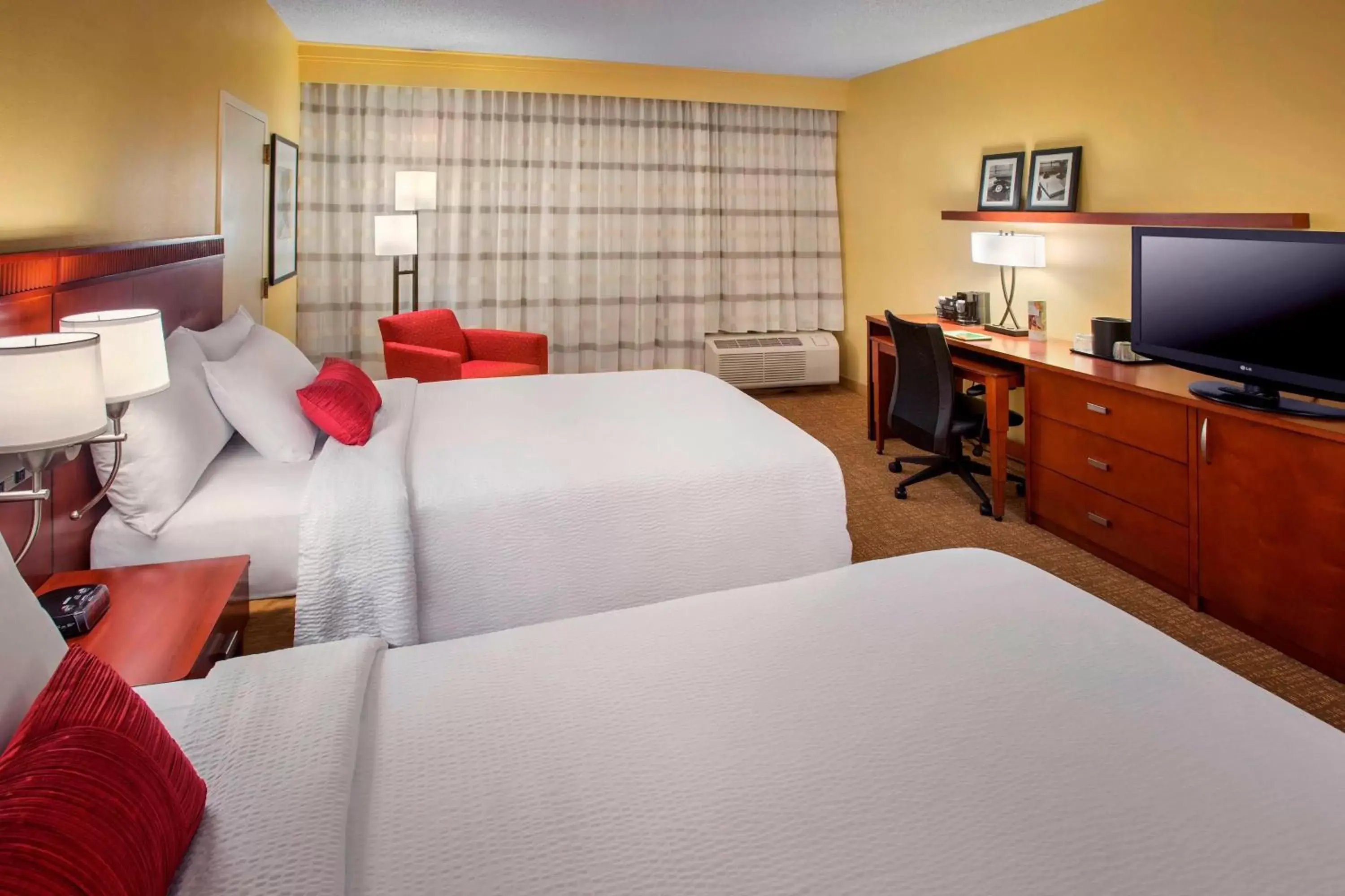 Photo of the whole room, Bed in Courtyard by Marriott Tarrytown Westchester County