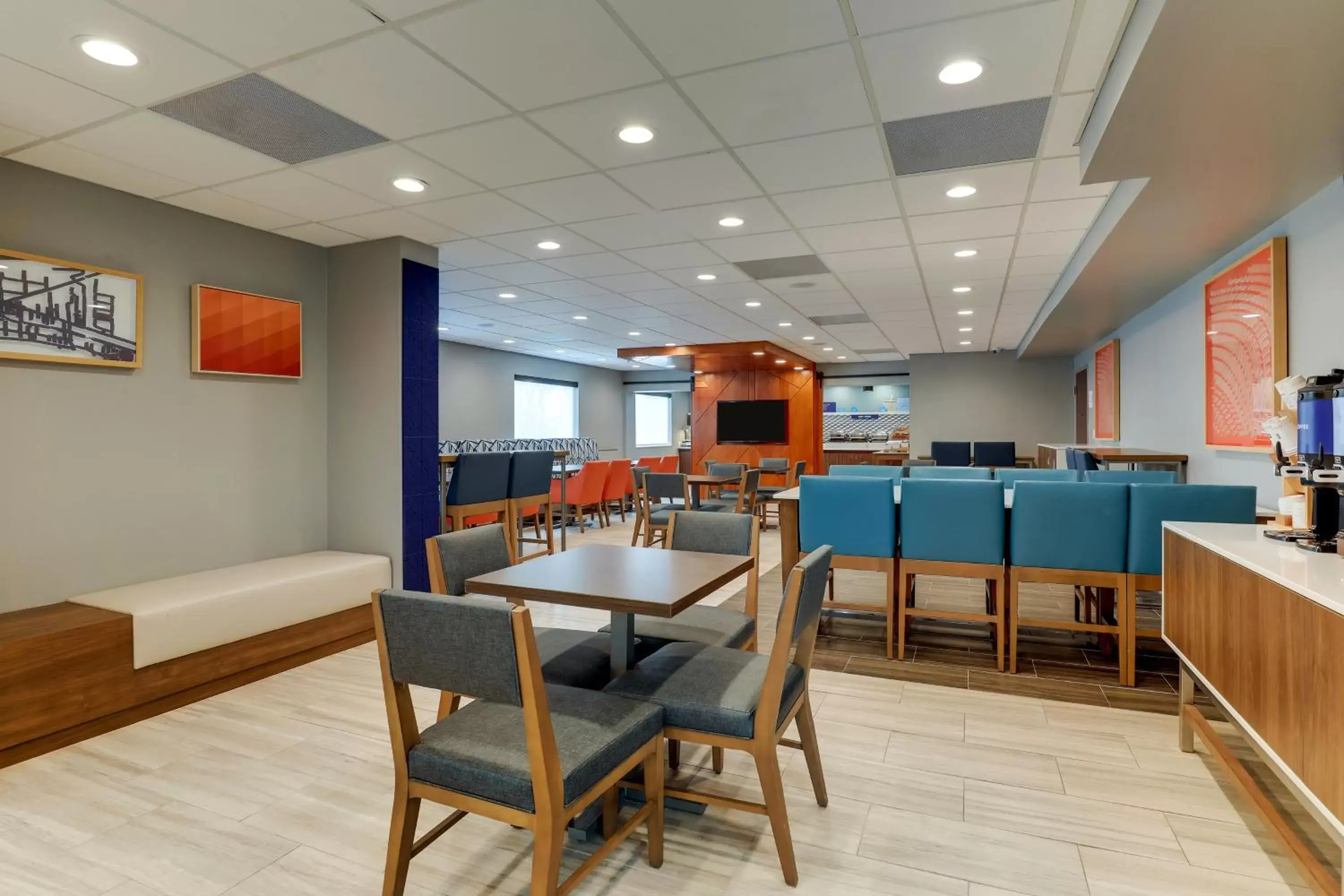 Dining area, Restaurant/Places to Eat in Holiday Inn Express Kenner - New Orleans Airport, an IHG Hotel