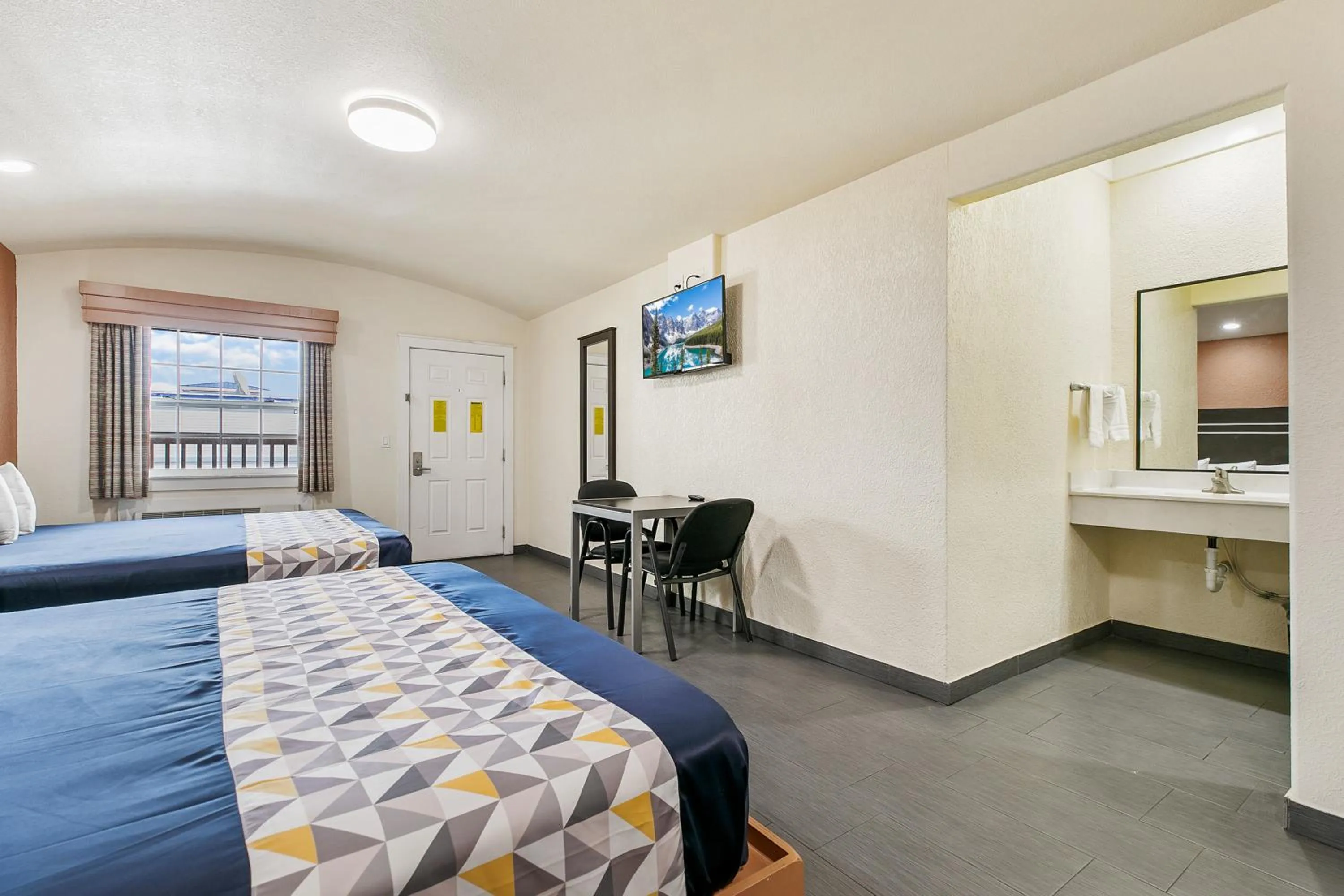 Photo of the whole room, Bed in Lighthouse Inn