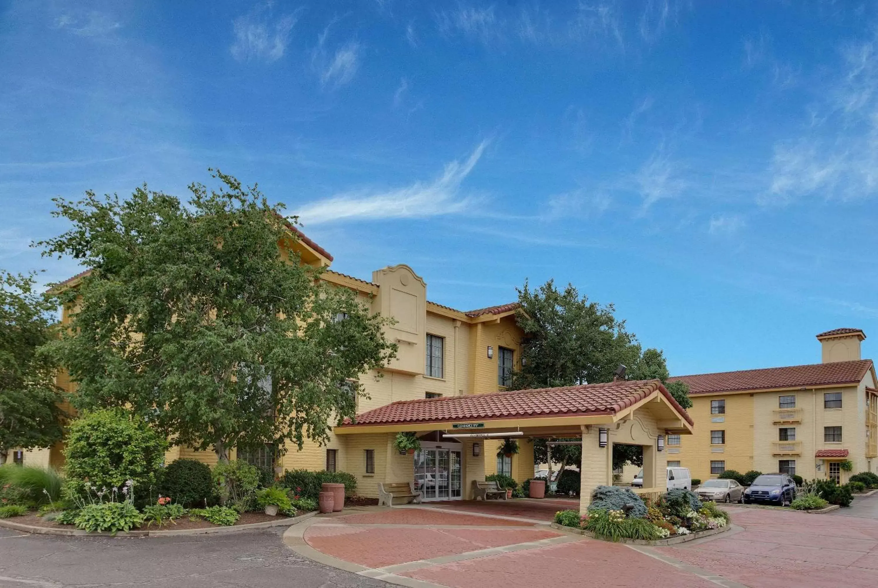 Property Building in La Quinta Inn by Wyndham Pittsburgh Airport