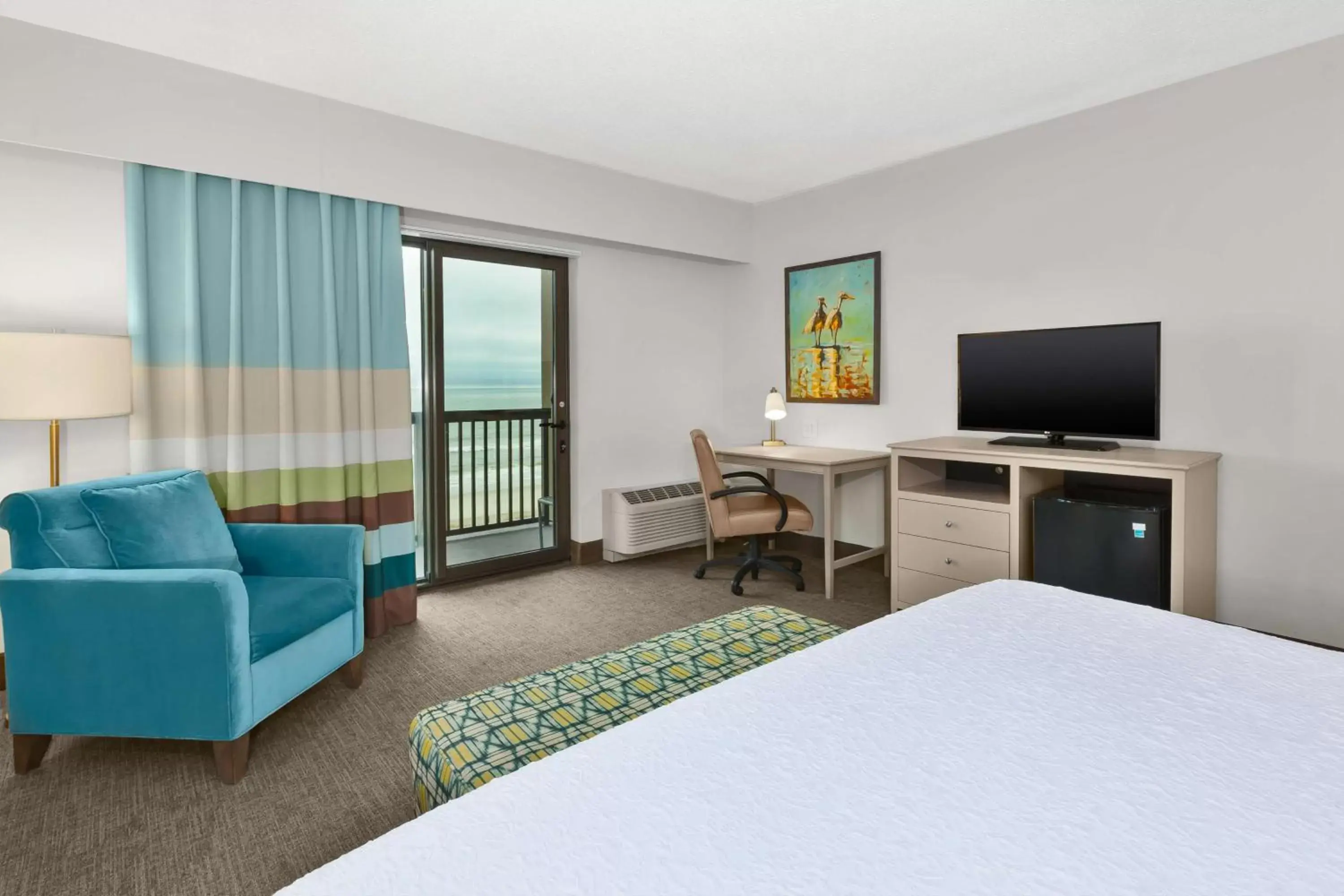Bed, TV/Entertainment Center in Hampton Inn & Suites by Hilton Carolina Beach Oceanfront