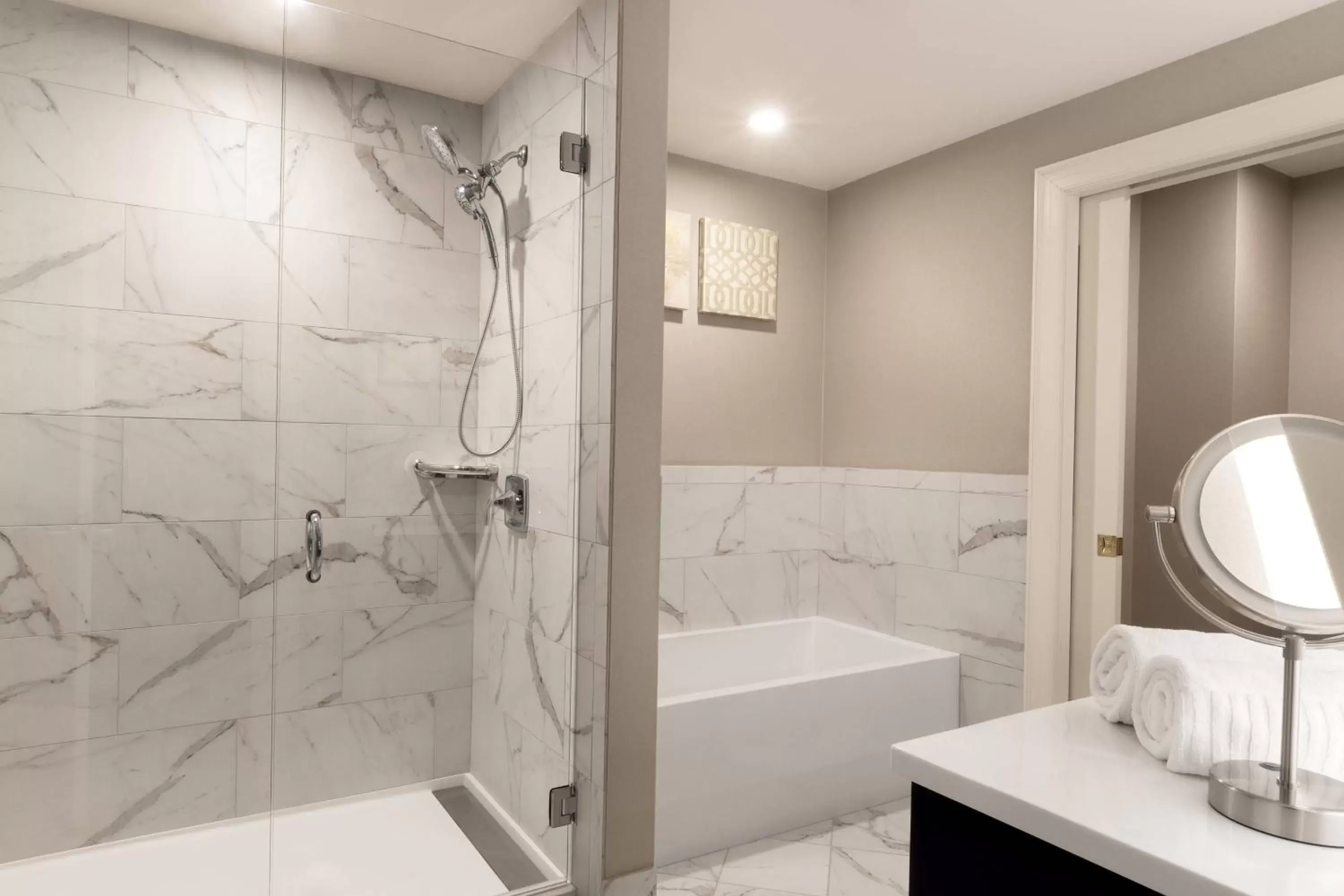 Bedroom, Bathroom in Hotel Saint Louis, Autograph Collection