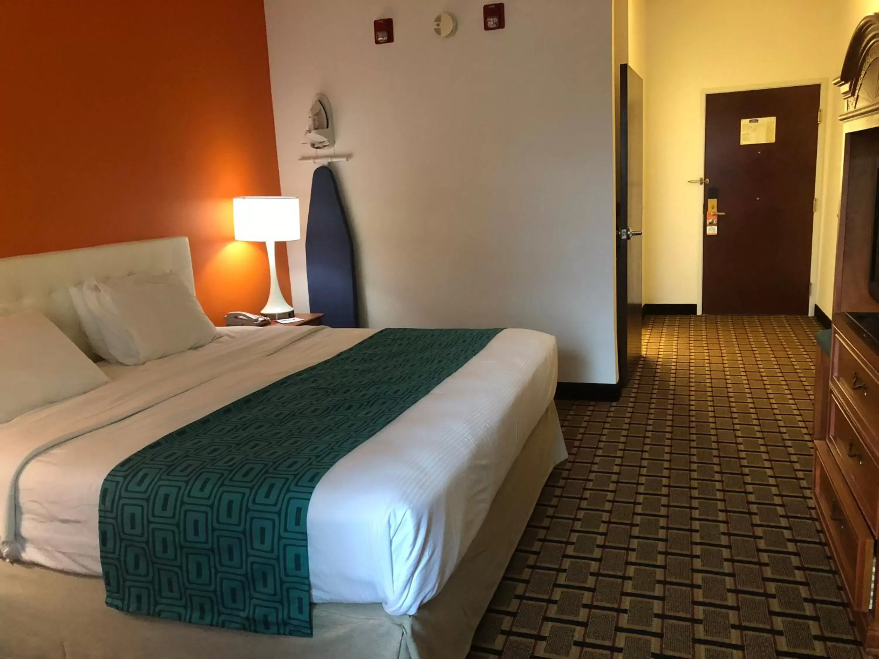 Bed in Howard Johnson by Wyndham Airport