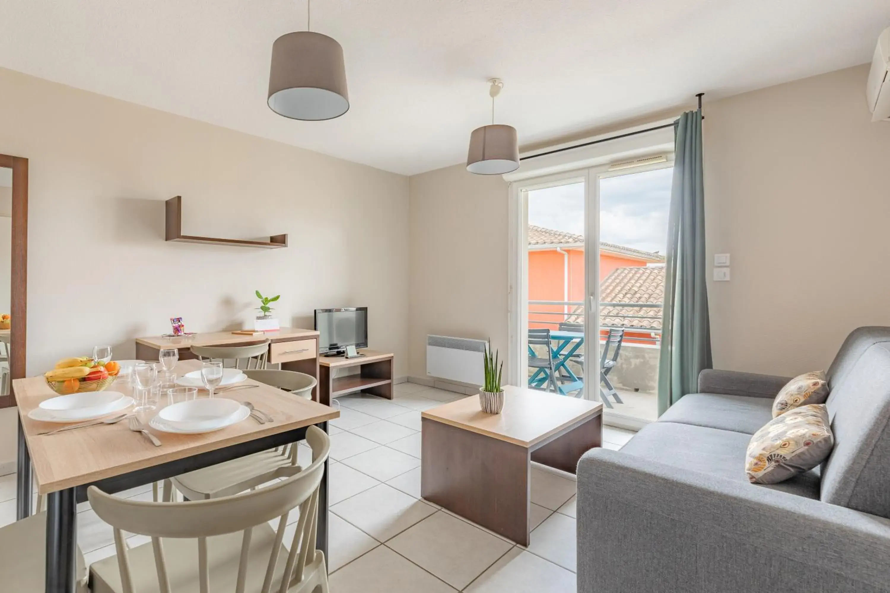 Living room, Dining Area in Park & Suites Village Toulouse-Colomiers