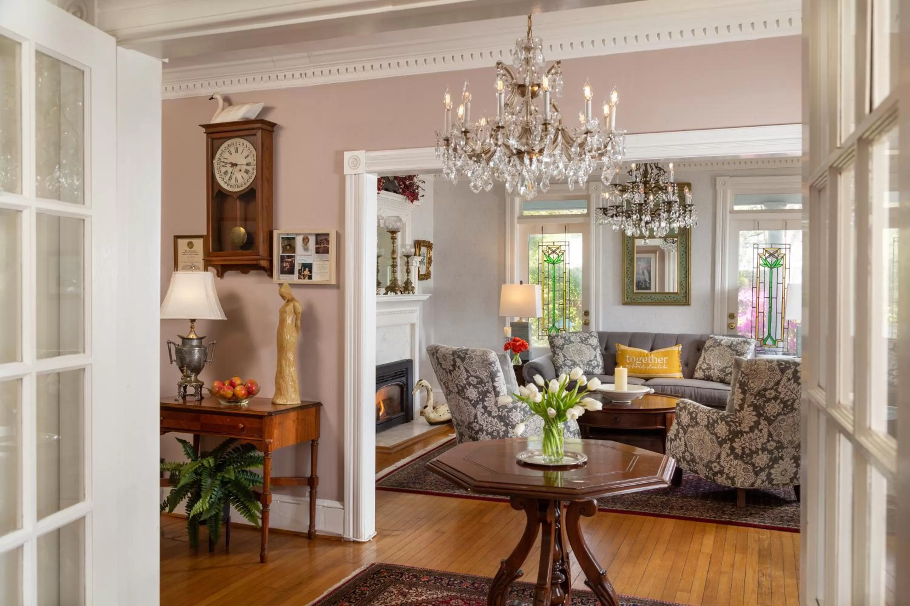 Living room, Seating Area in White Doe Inn Bed & Breakfast