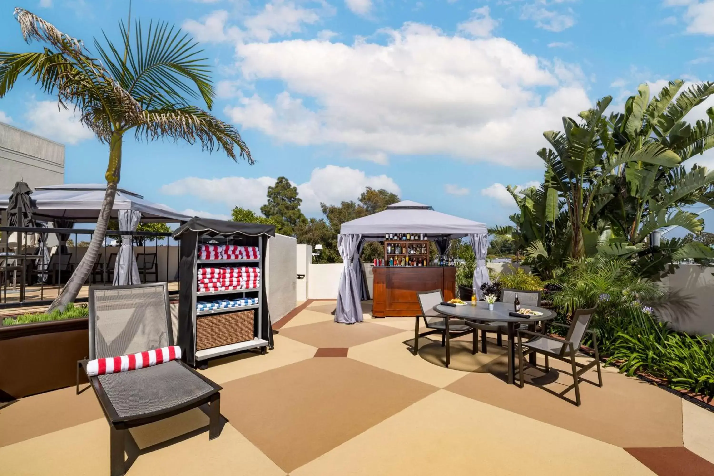 Lounge or bar in Hilton Orange County/Costa Mesa