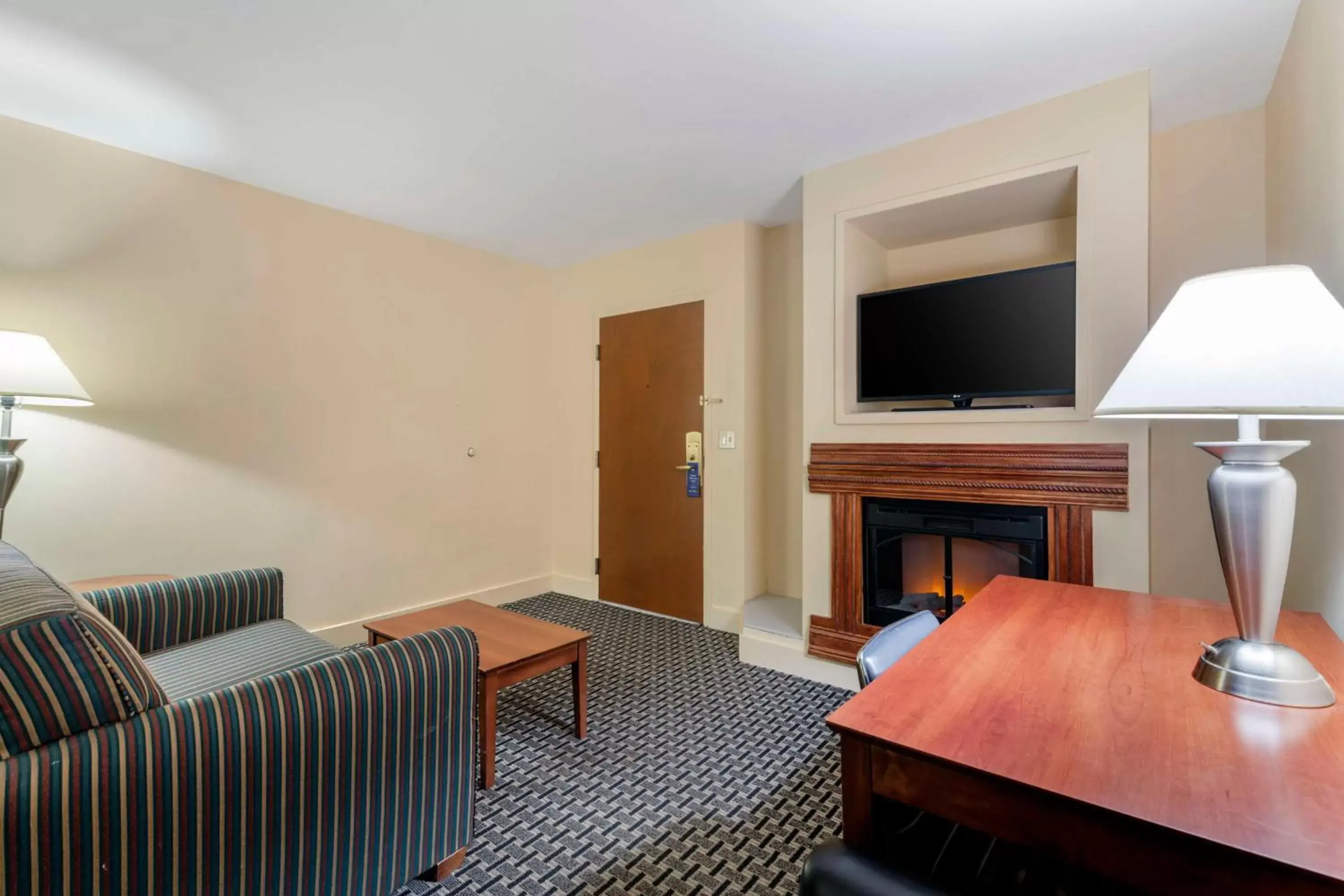 Photo of the whole room, TV/Entertainment Center in Best Western Plus Brunswick Bath