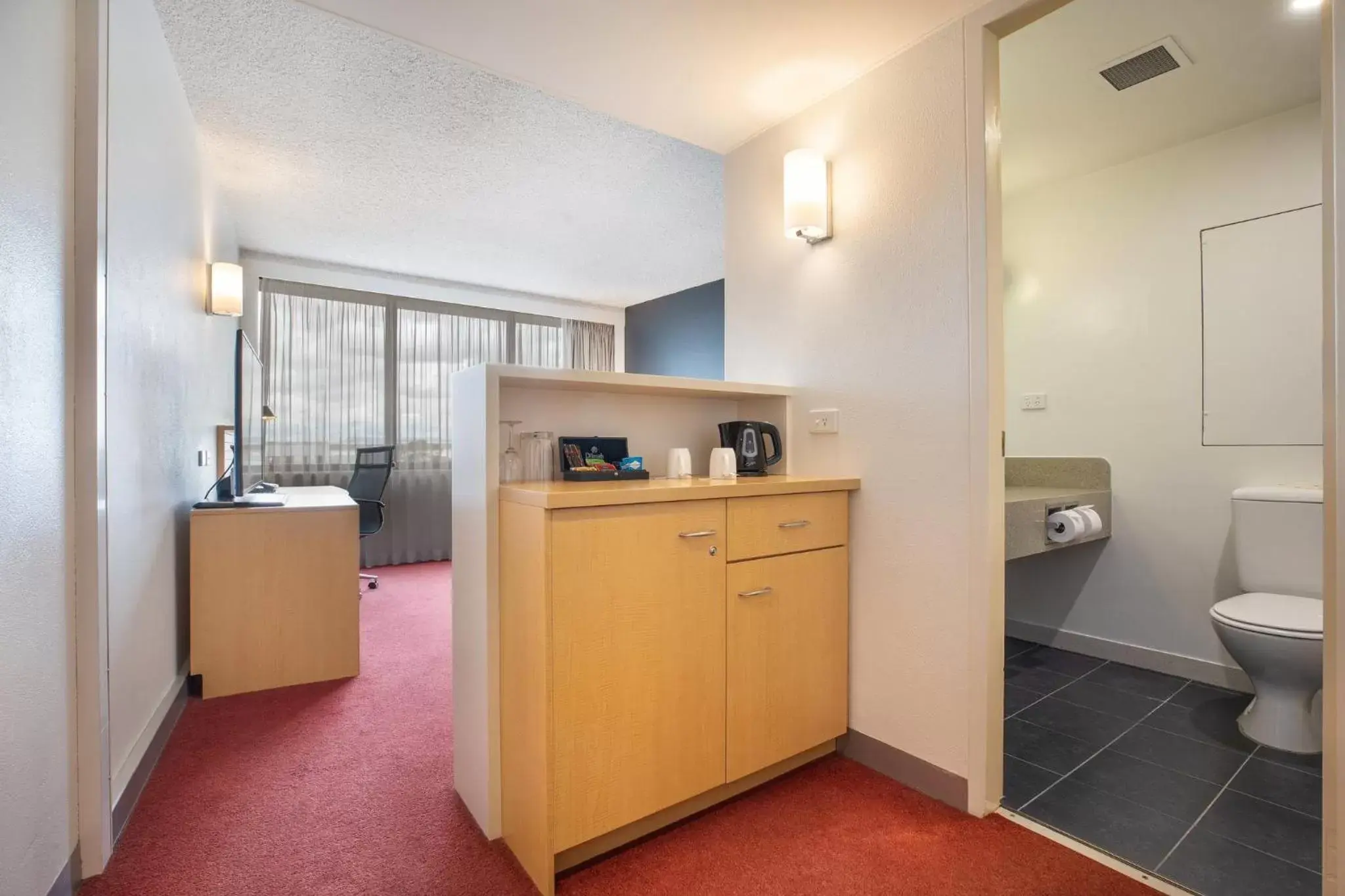Photo of the whole room, Kitchen/Kitchenette in Holiday Inn Melbourne Airport, an IHG Hotel