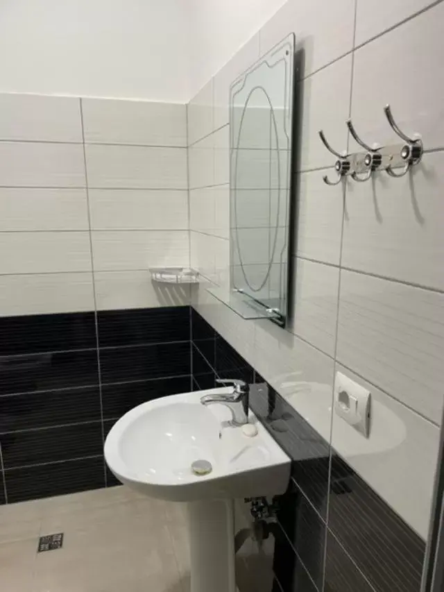 Double or Twin Room with Private Bathroom - single occupancy in "Frogs House" Hotel & Restorant Slow Food Double or Twin Room with Private Bathroom - single occupancy in "Frogs House" Hotel & Restorant Slow Food