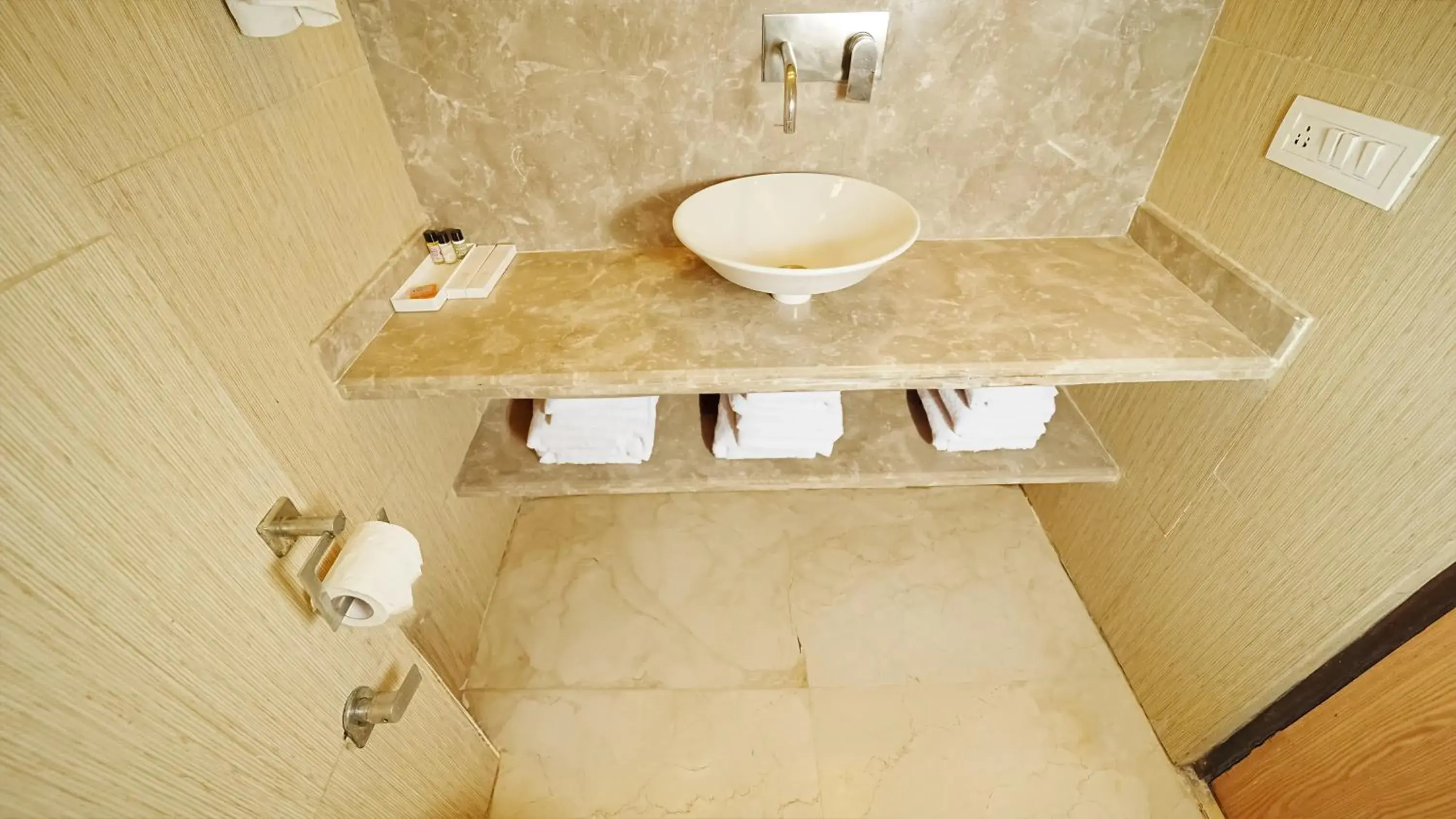 Bathroom in Hotel Atulyaa Taj