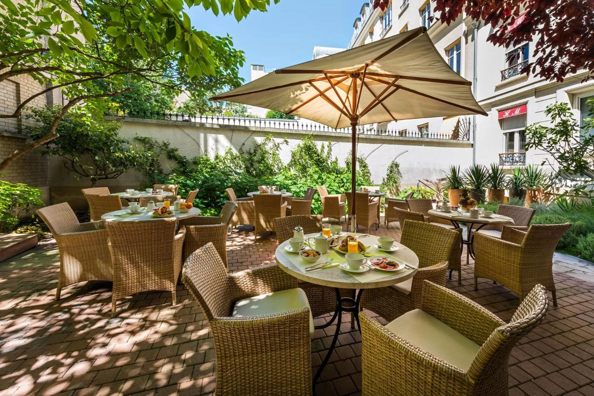 Restaurant/places to eat in Hôtel Magellan