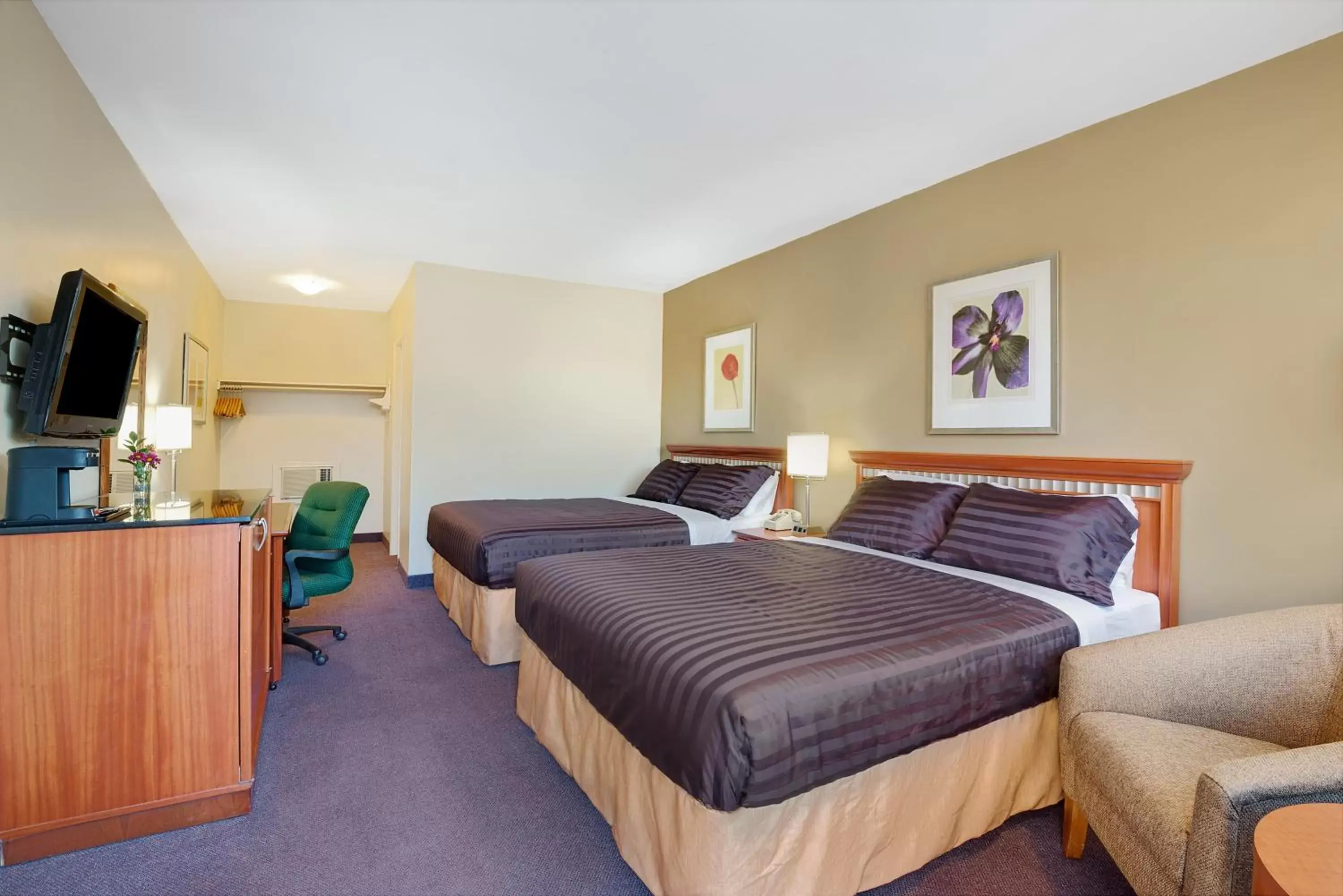 Double Room with Two Double Beds - Non-Smoking in Howard Johnson by Wyndham Lindsay