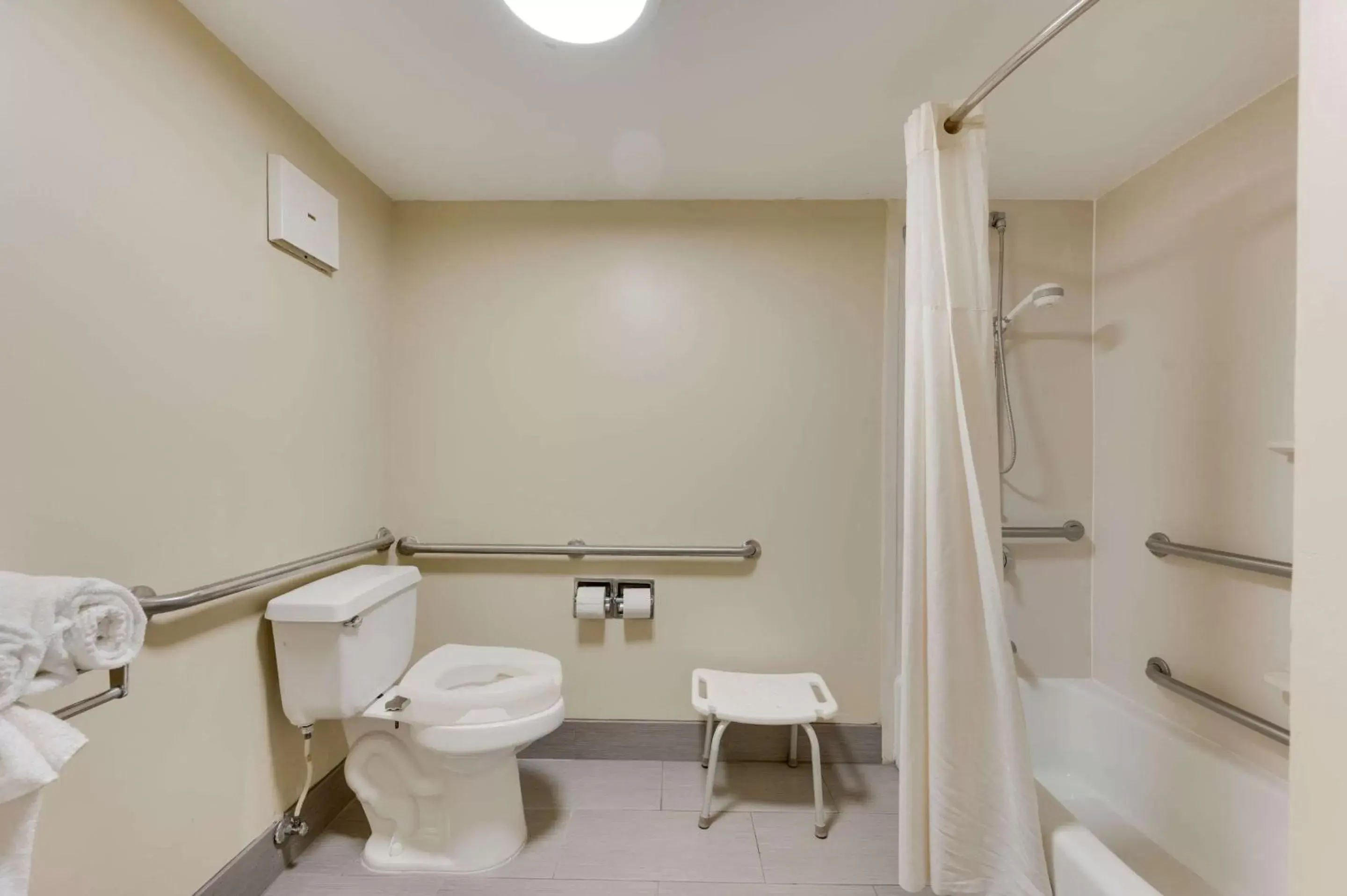 Bathroom in Quality Inn Airport - Southeast