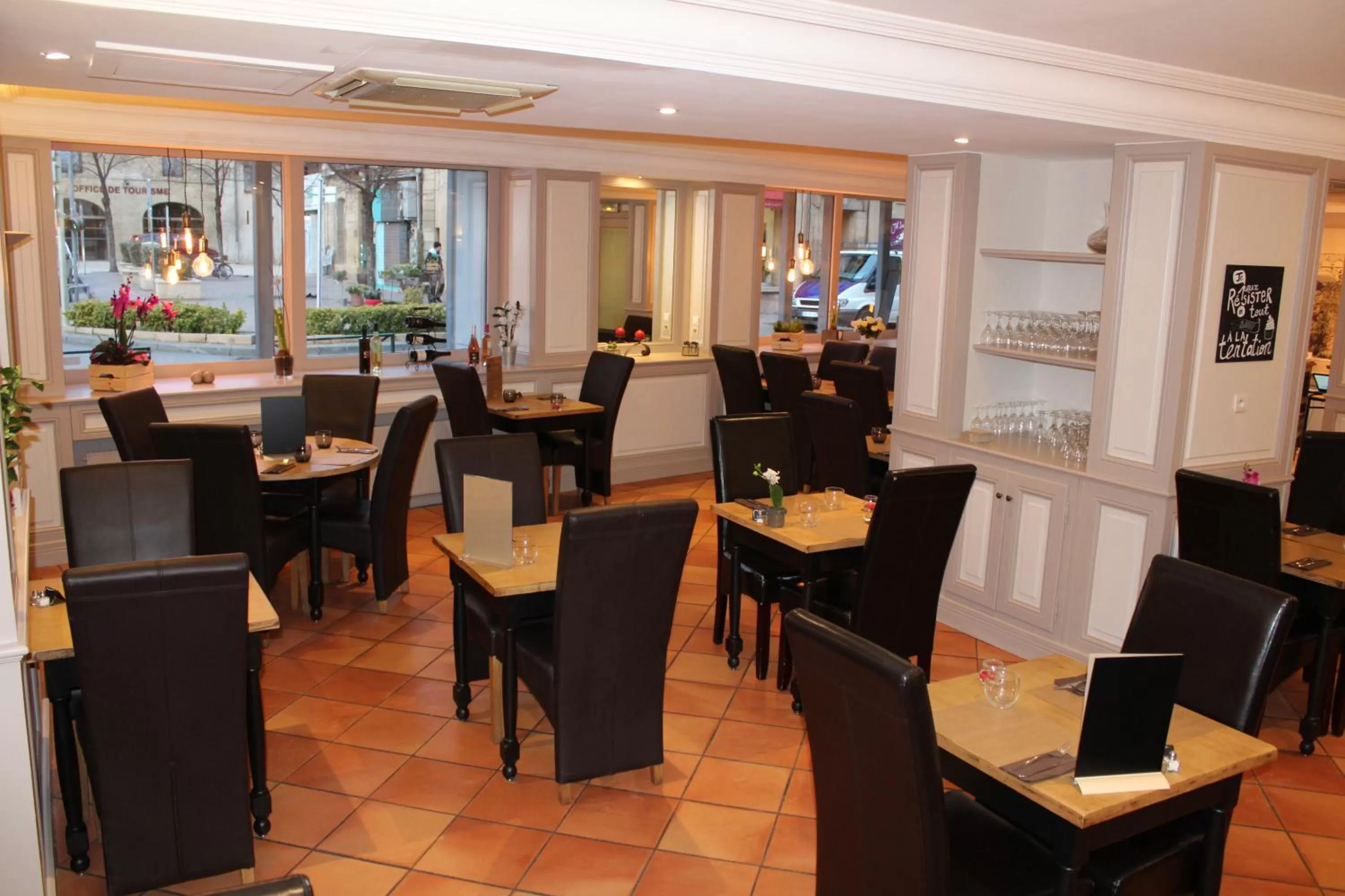 Restaurant/places to eat in Les Glycines