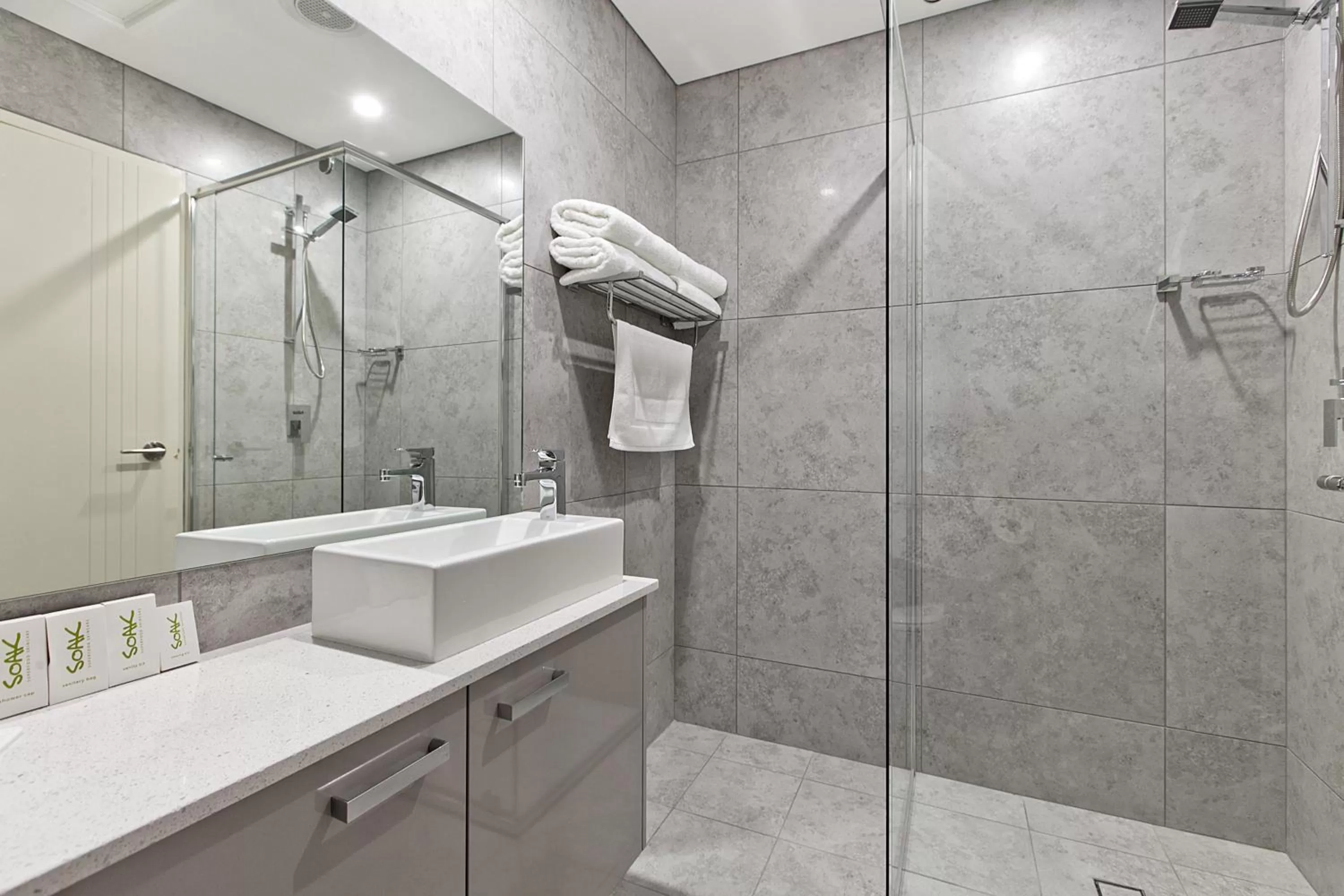 Shower in Argus Hotel Darwin