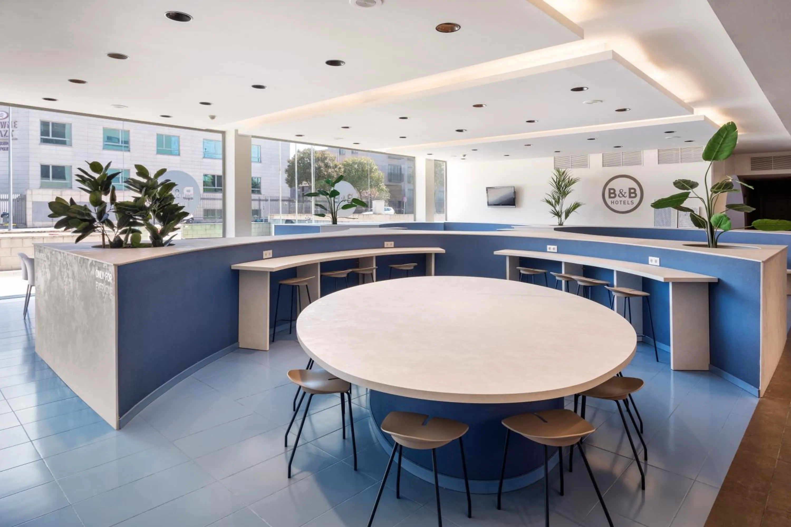 Restaurant/places to eat in B&B HOTEL Madrid Aeropuerto T1 T2 T3