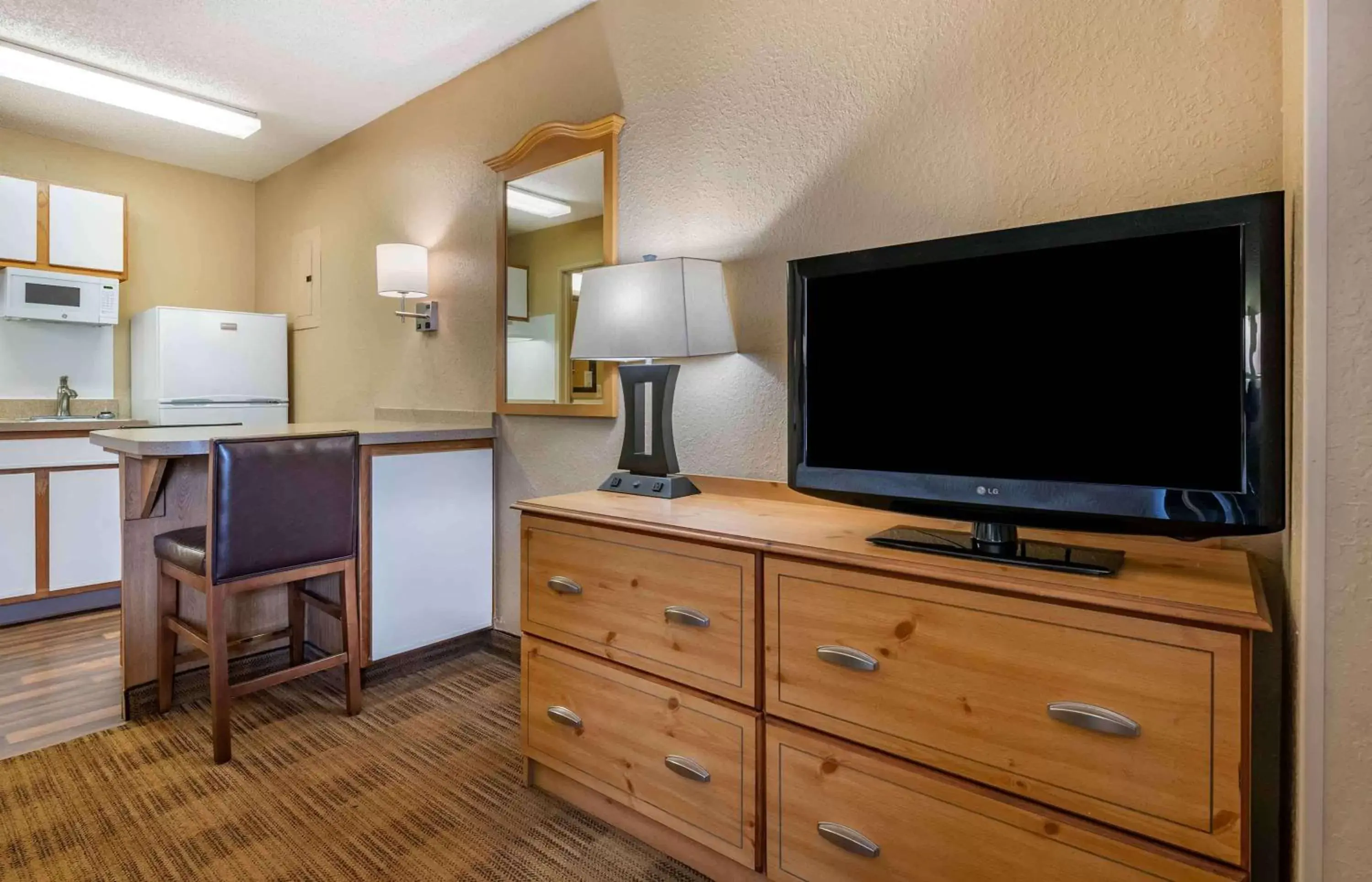 Bedroom, TV/Entertainment Center in Extended Stay America Suites - Jacksonville - Southside - St Johns Towne Ctr