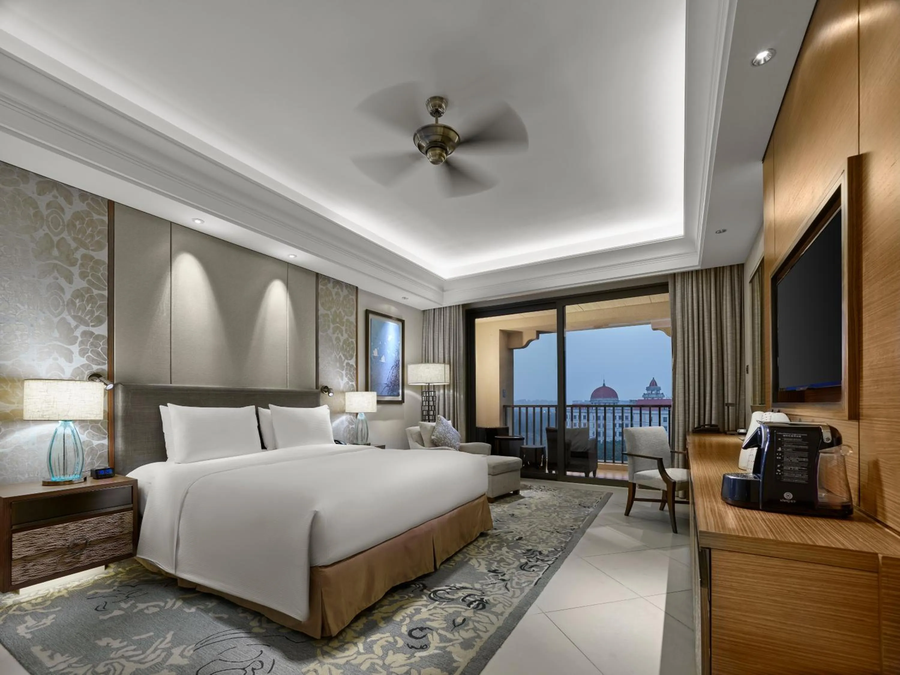 Photo of the whole room, Bed in Hilton Haikou Meilan
