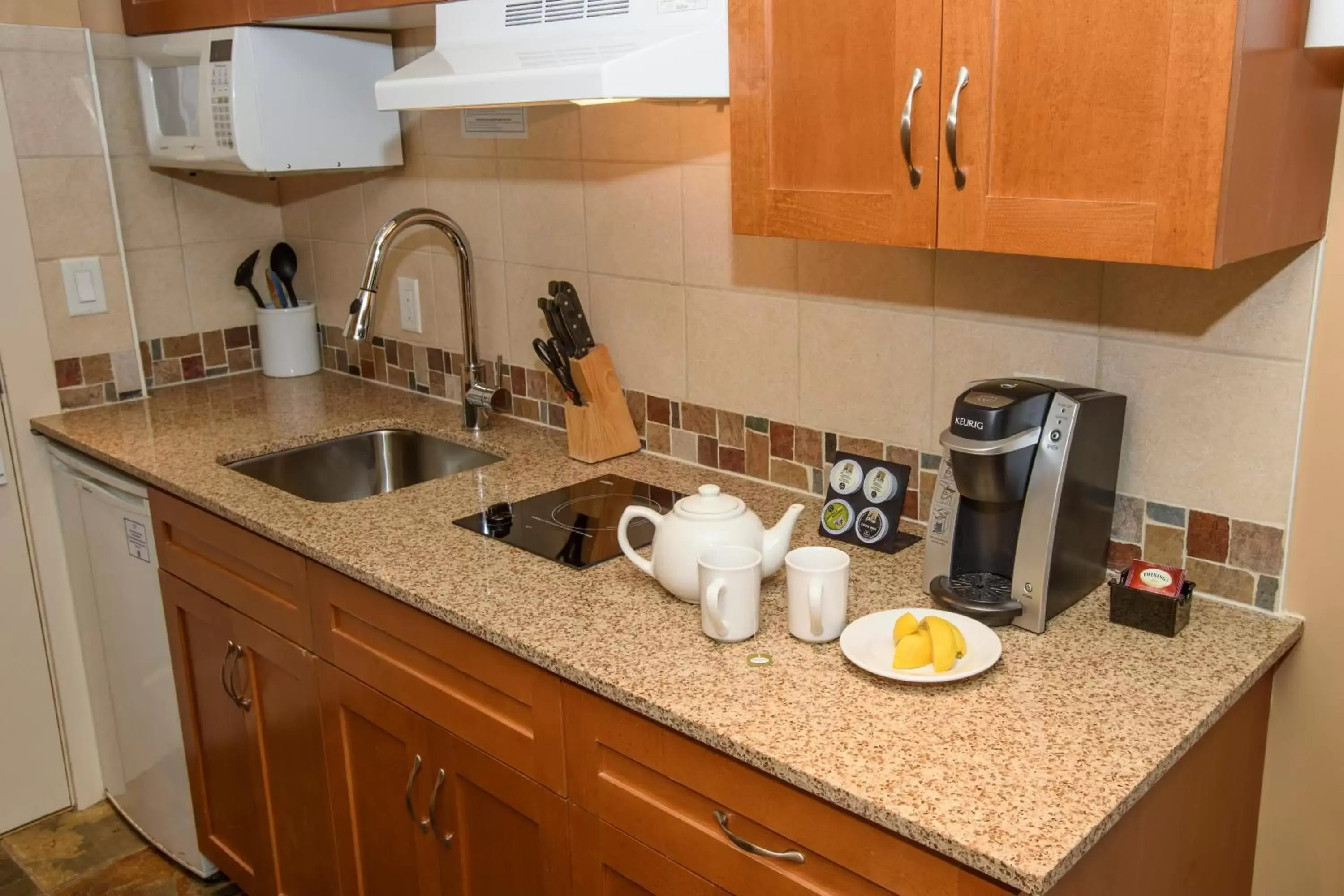 Living room, Kitchen/Kitchenette in Pemberton Valley Lodge