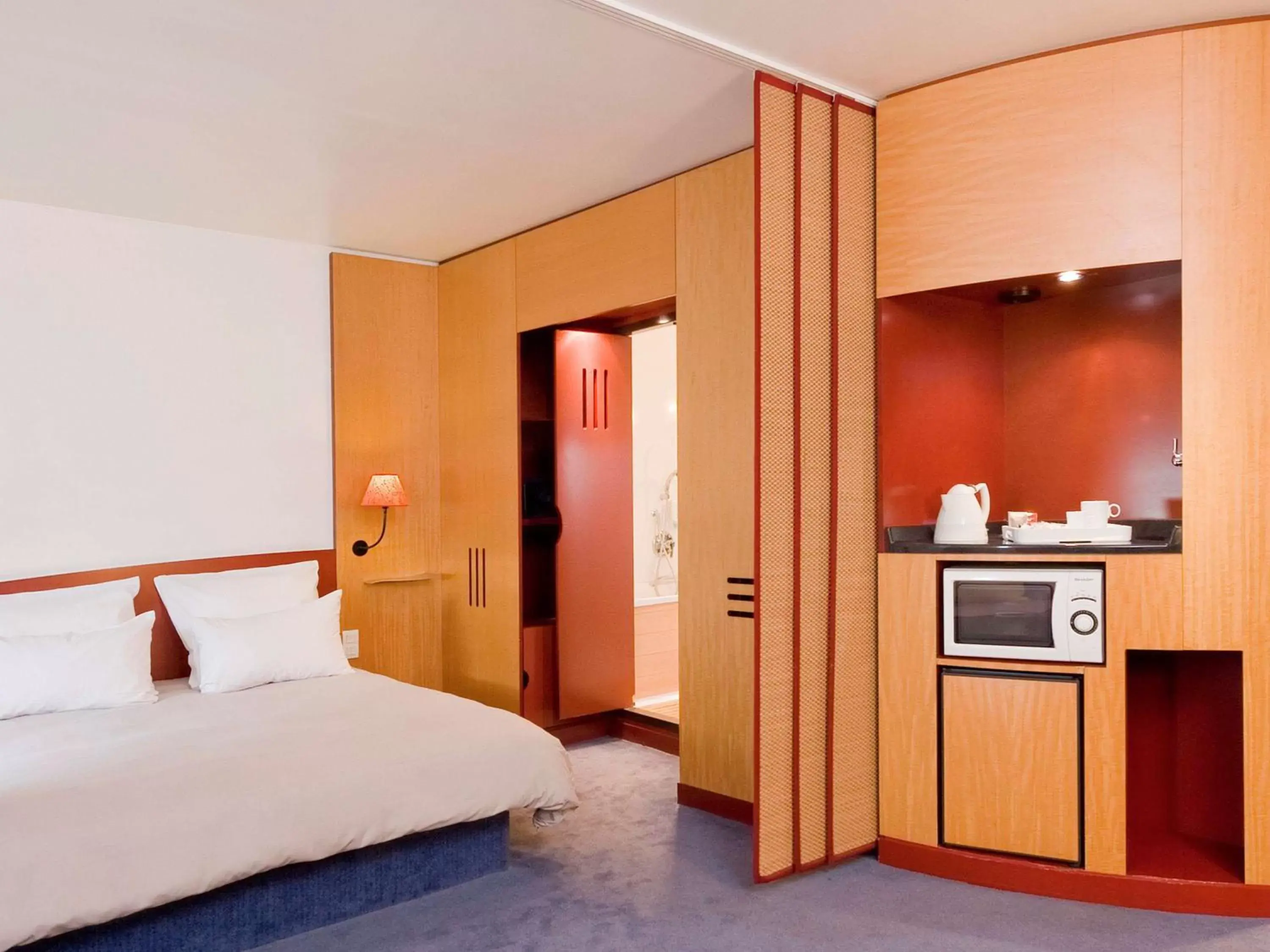 Photo of the whole room, Kitchen/Kitchenette in Novotel Suites Clermont Ferrand Polydome