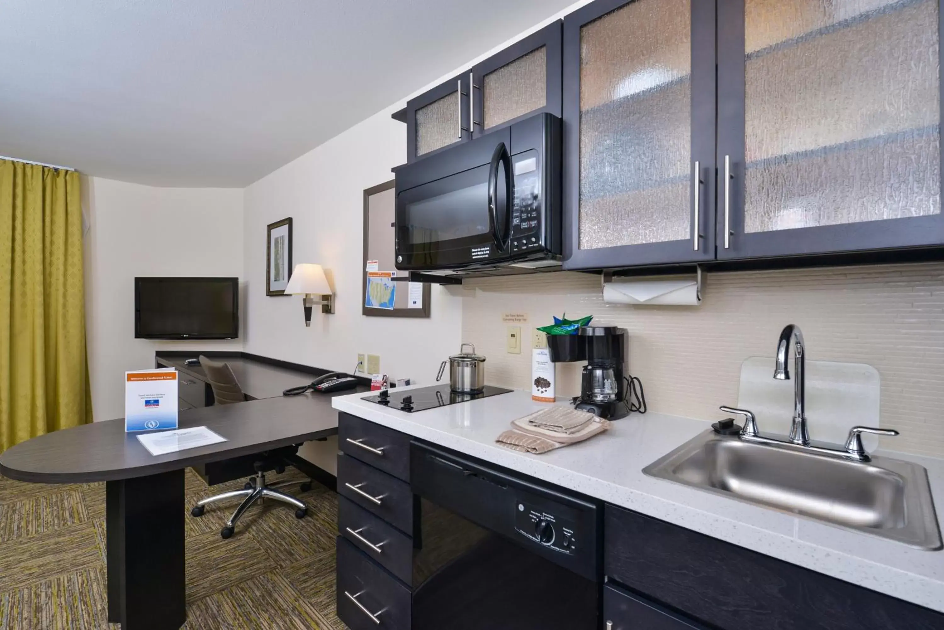 Photo of the whole room, Kitchen/Kitchenette in Candlewood Suites Harrisburg-Hershey, an IHG Hotel