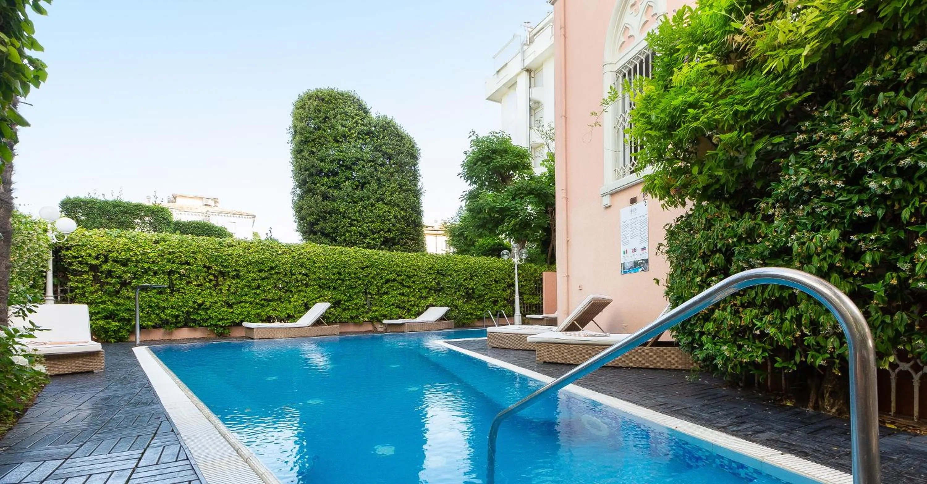 Swimming pool in Hotel Milton Rimini