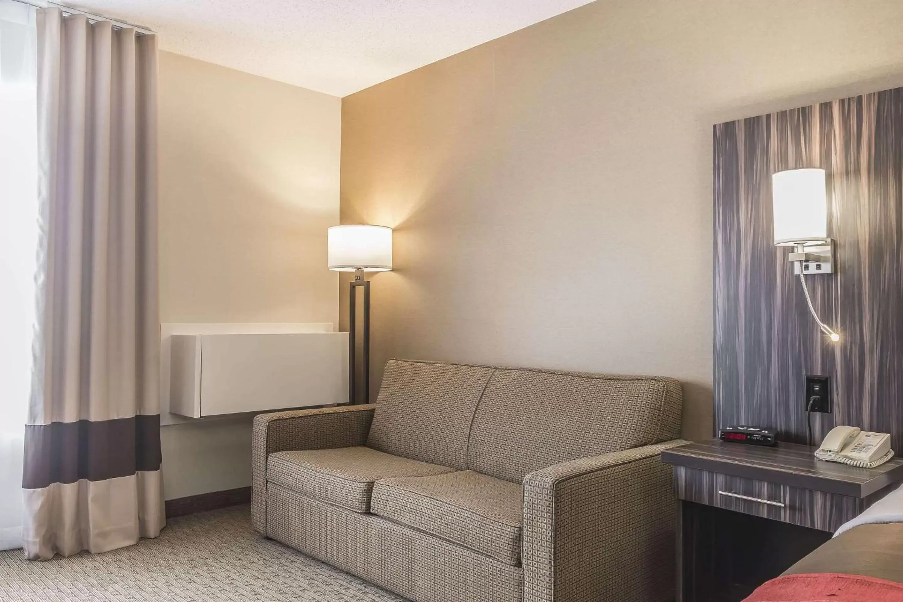 Photo of the whole room, Seating Area in Comfort Inn Trenton