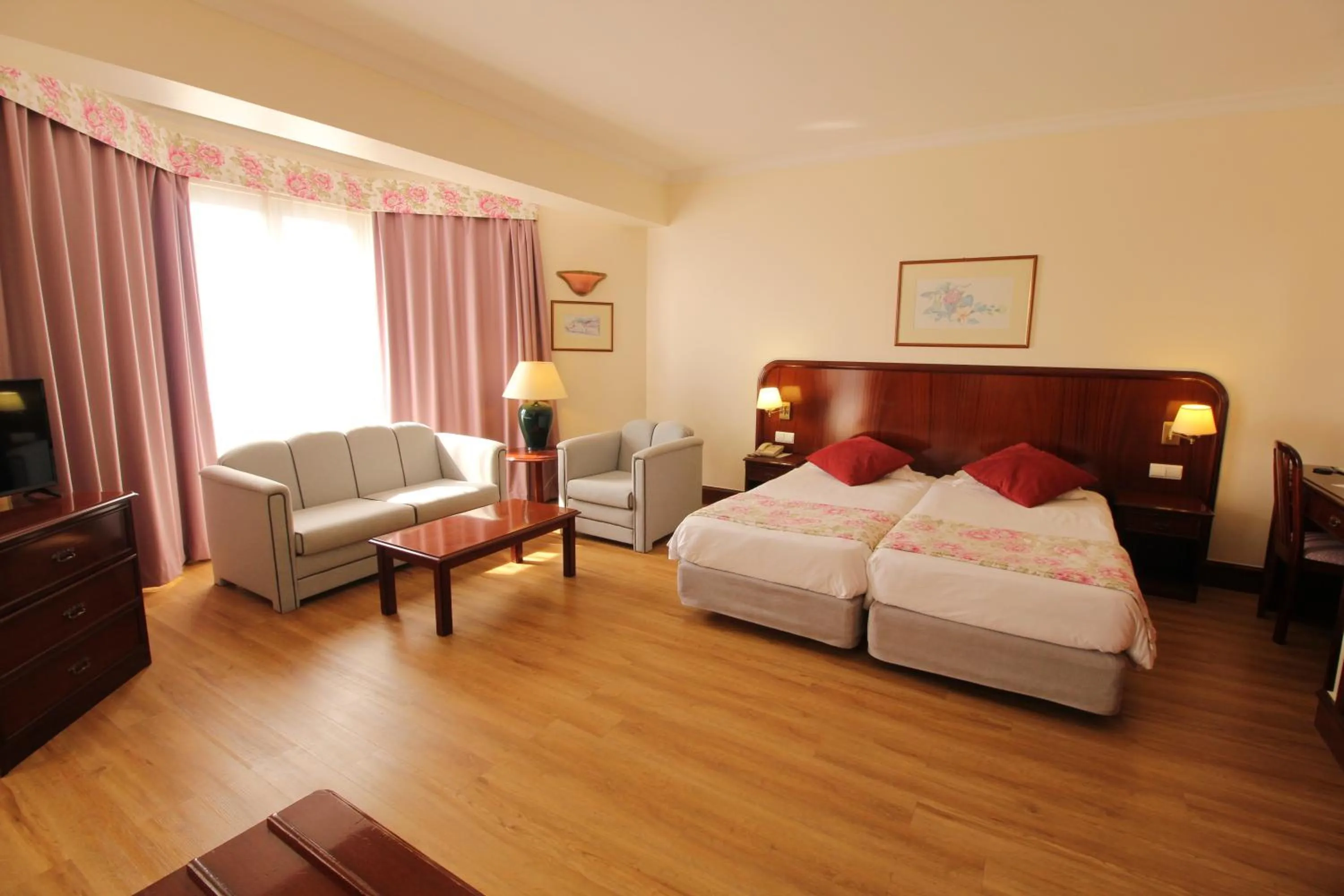 Bathroom, Bed in Suite Hotel Jardins Da Ajuda