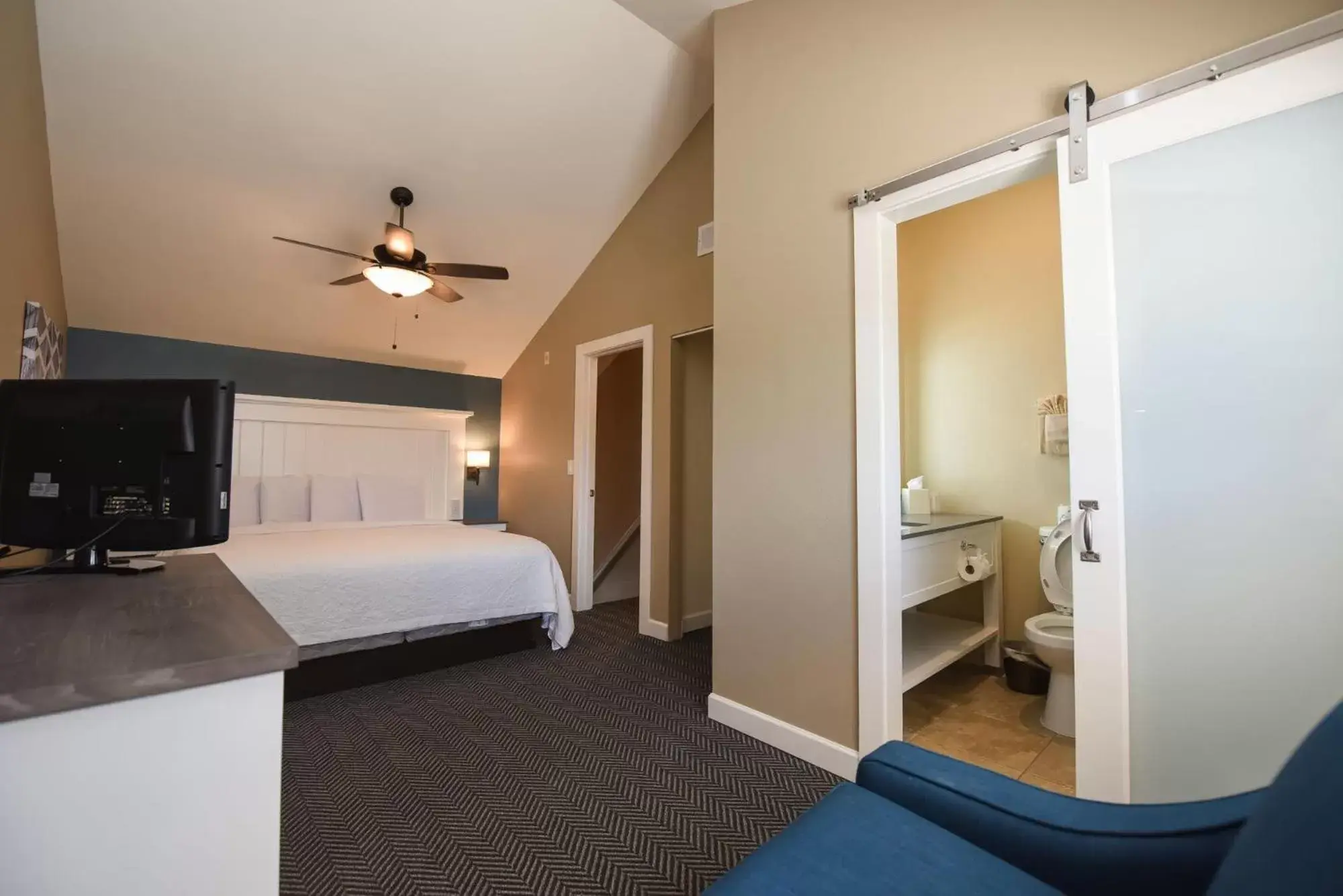 Bedroom, Bed in Waterside Suites and Marina