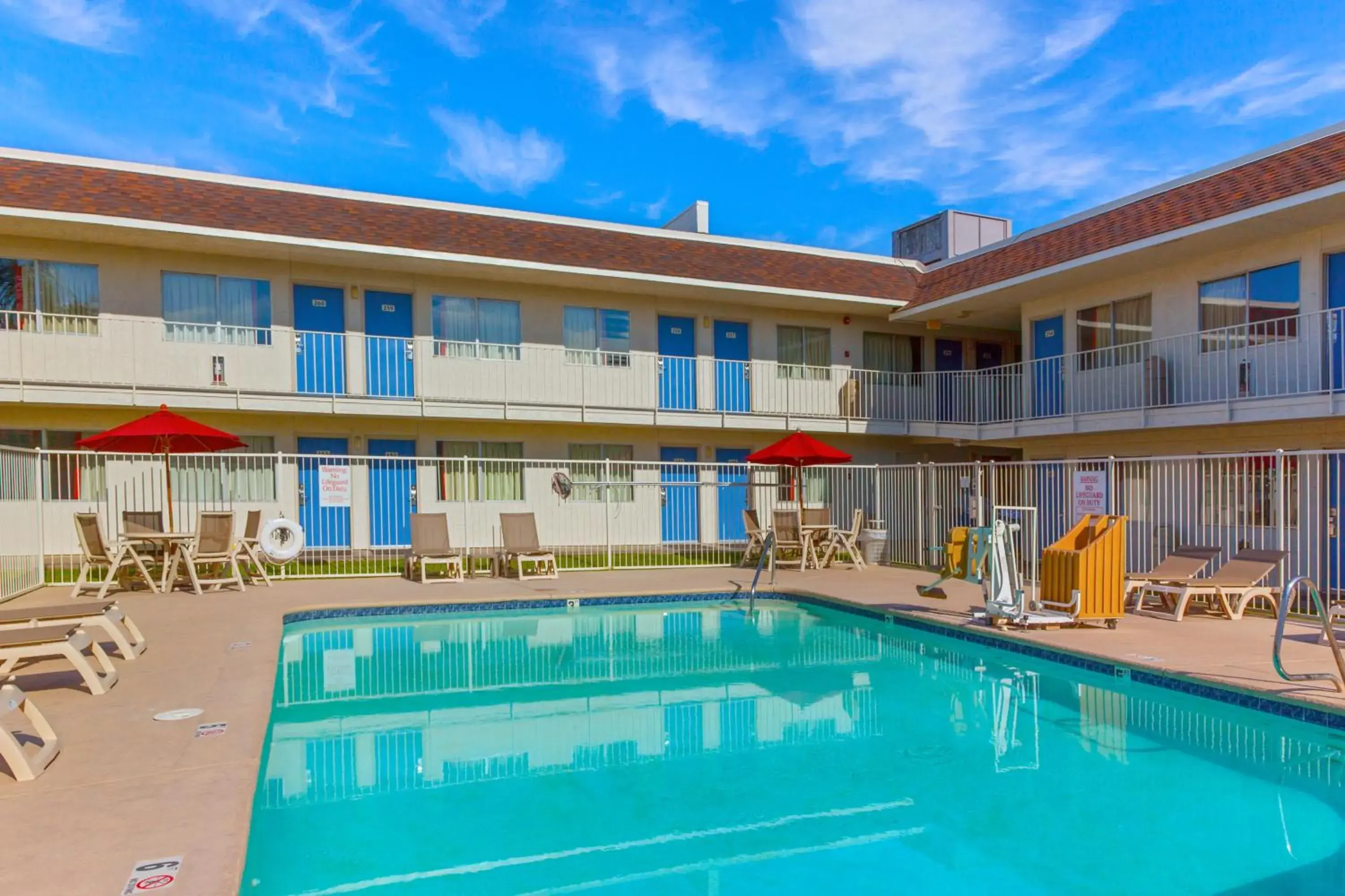 Swimming pool, Property Building in Motel 6-Phoenix, AZ - North Bell Road