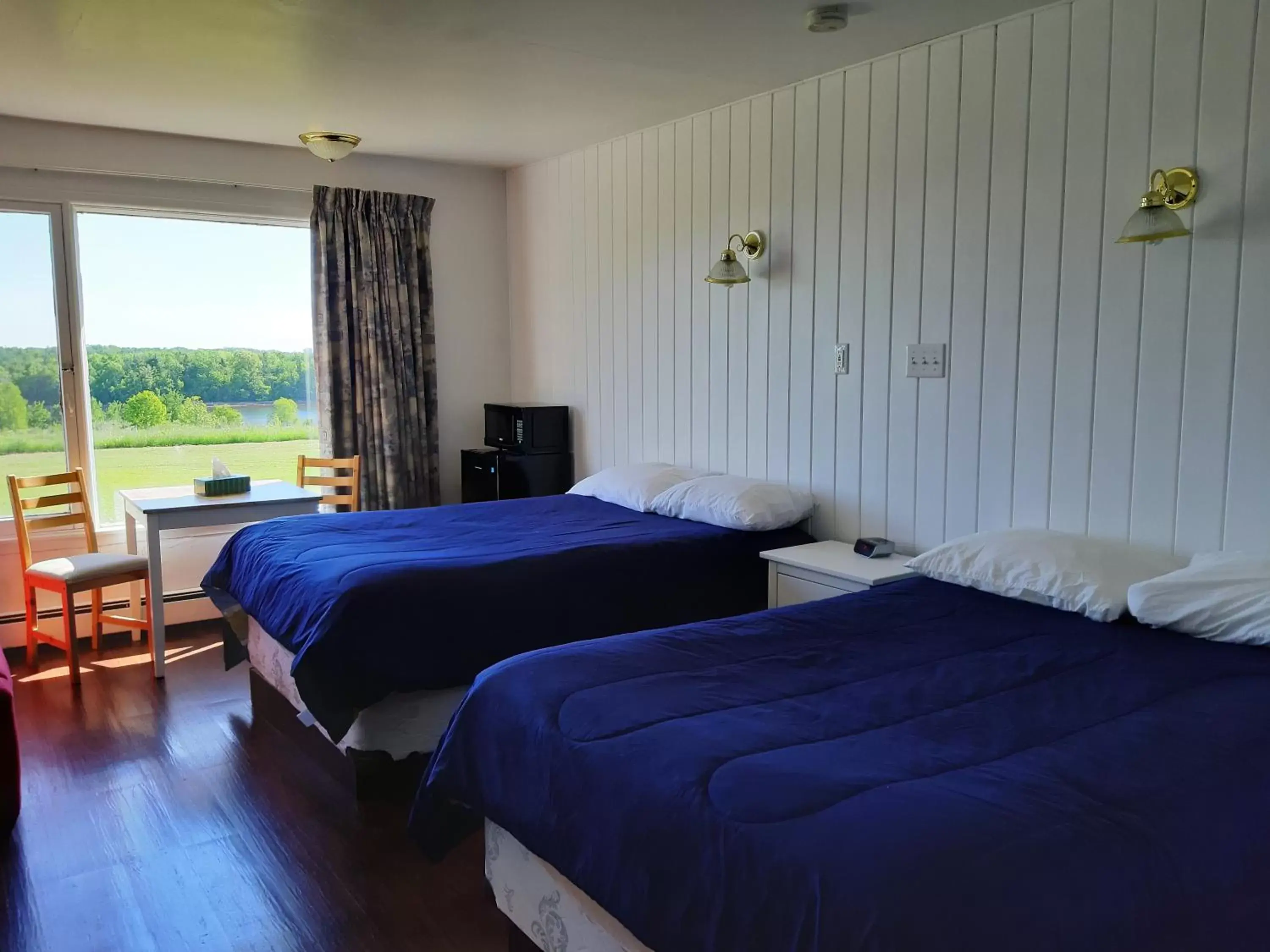 Bedroom, Bed in Balmoral Motel