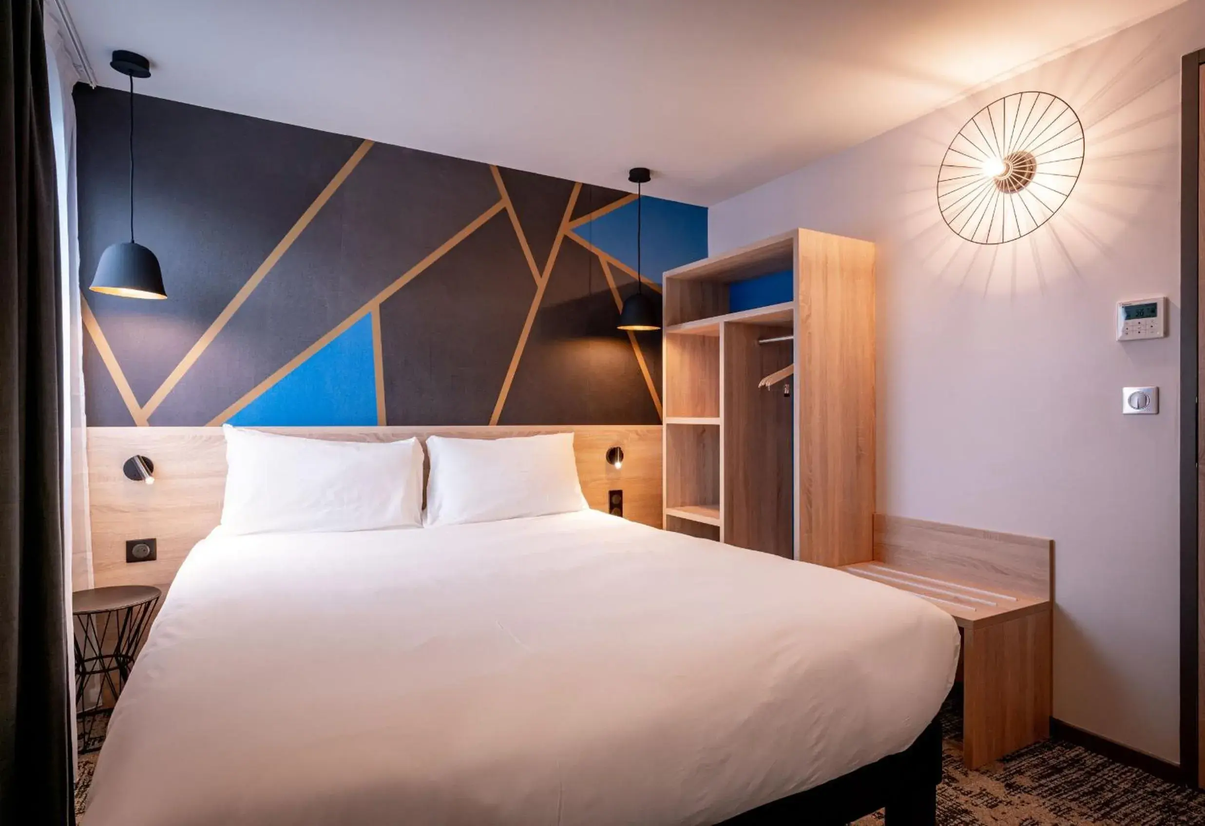 Bedroom, Bed in ibis Styles Valenciennes Petite Foret