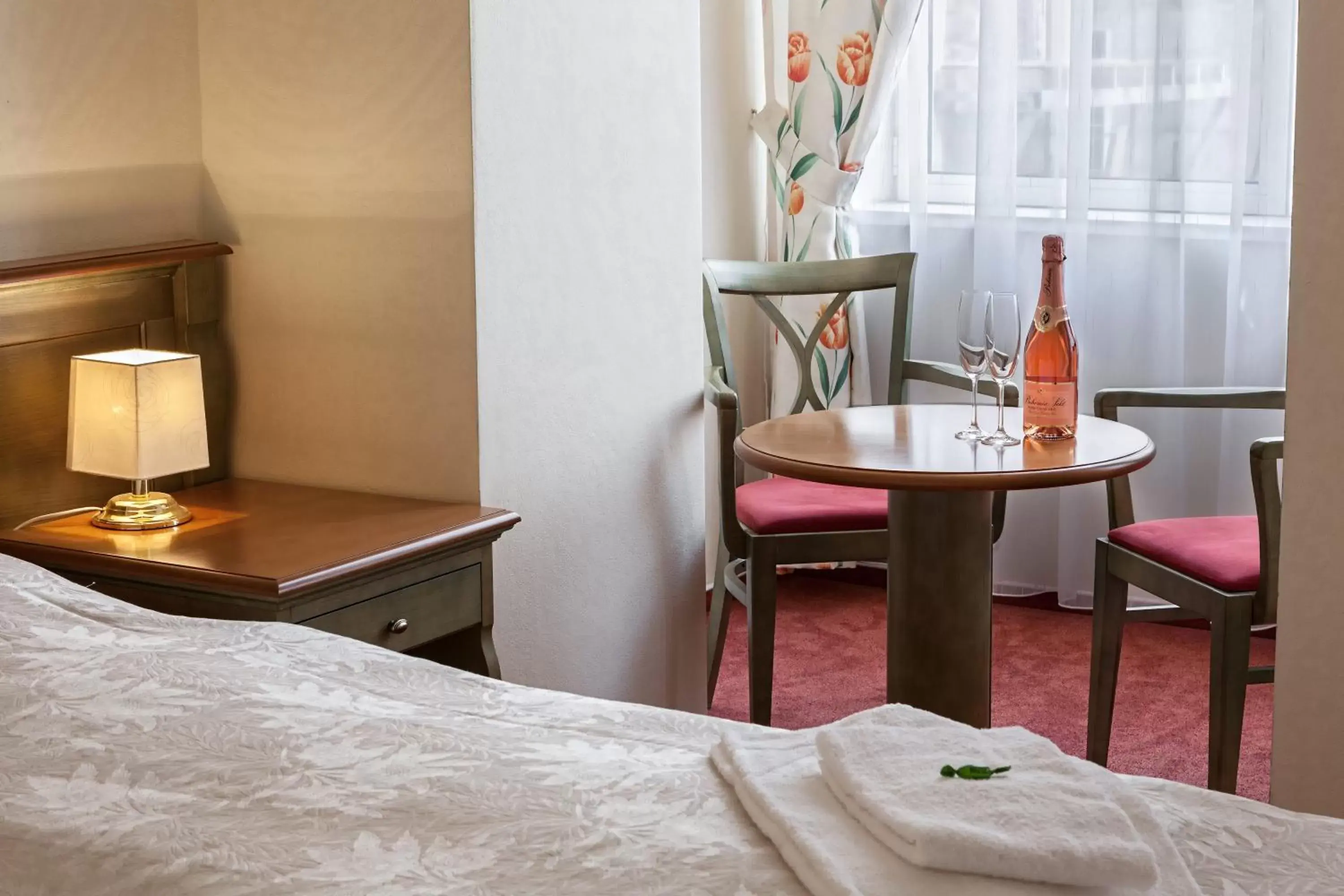 Seating area, Bed in Hotel Augustus et Otto