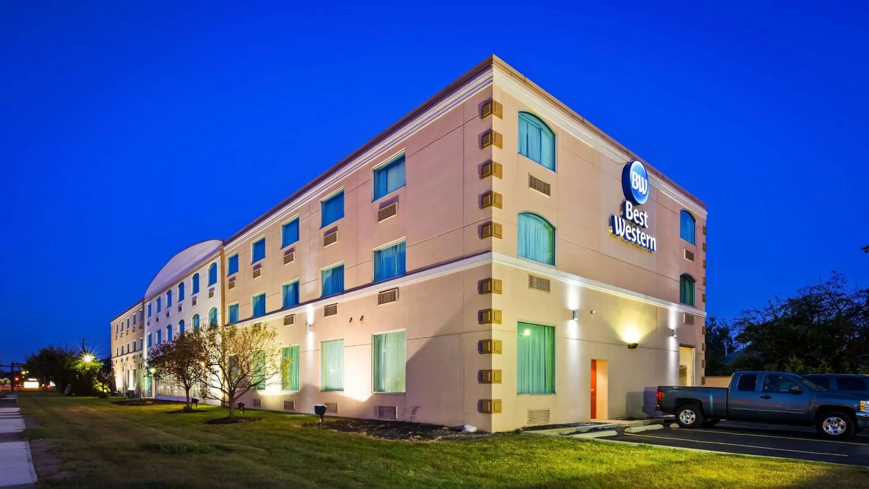 Property Building in Best Western Airport Inn & Suites Cleveland