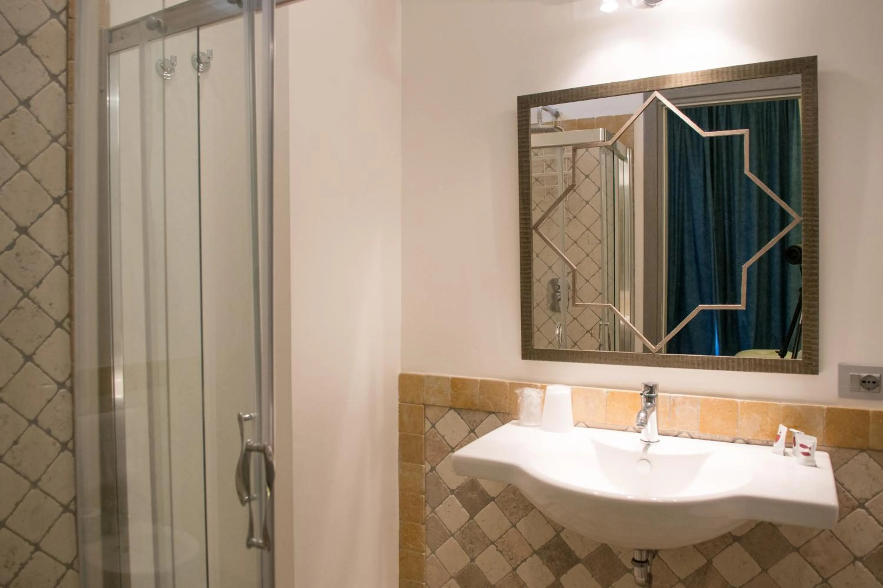 Shower in Hotel Cutimare - Aeolian Charme