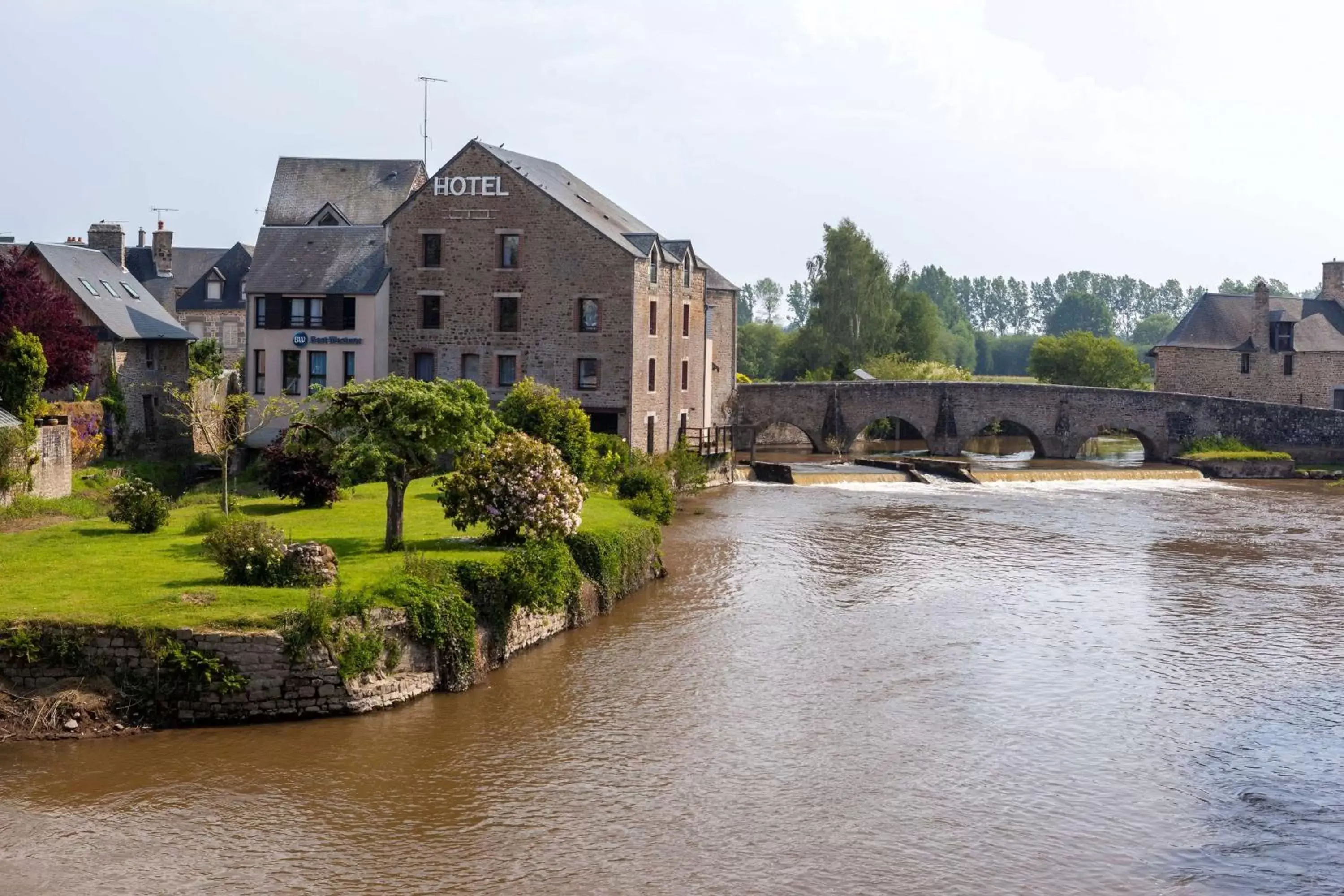 Property Building in Best Western Le Moulin de Ducey