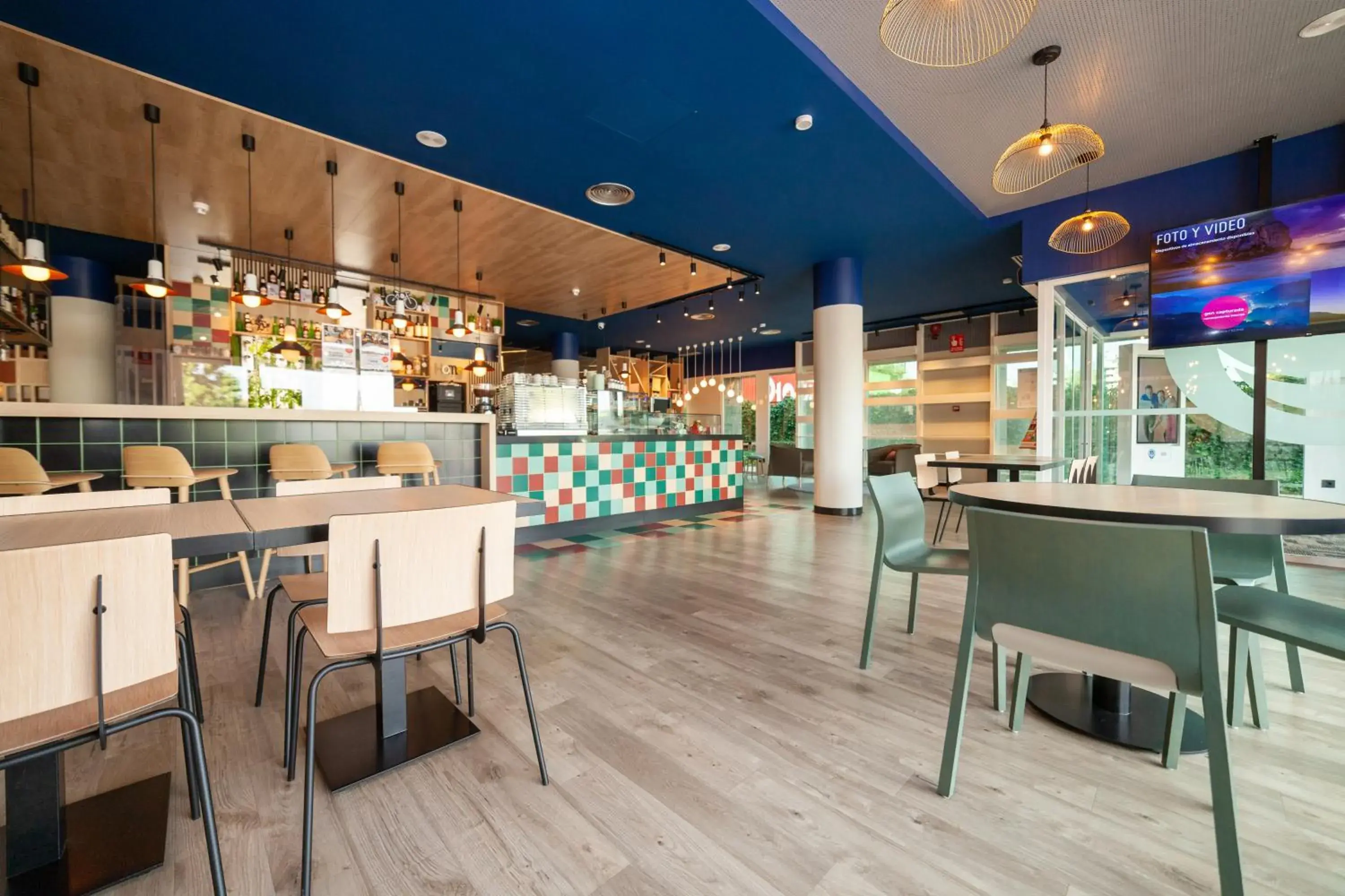 Lounge or bar, Restaurant/Places to Eat in  ibis Madrid Alcala de Henares La Garena