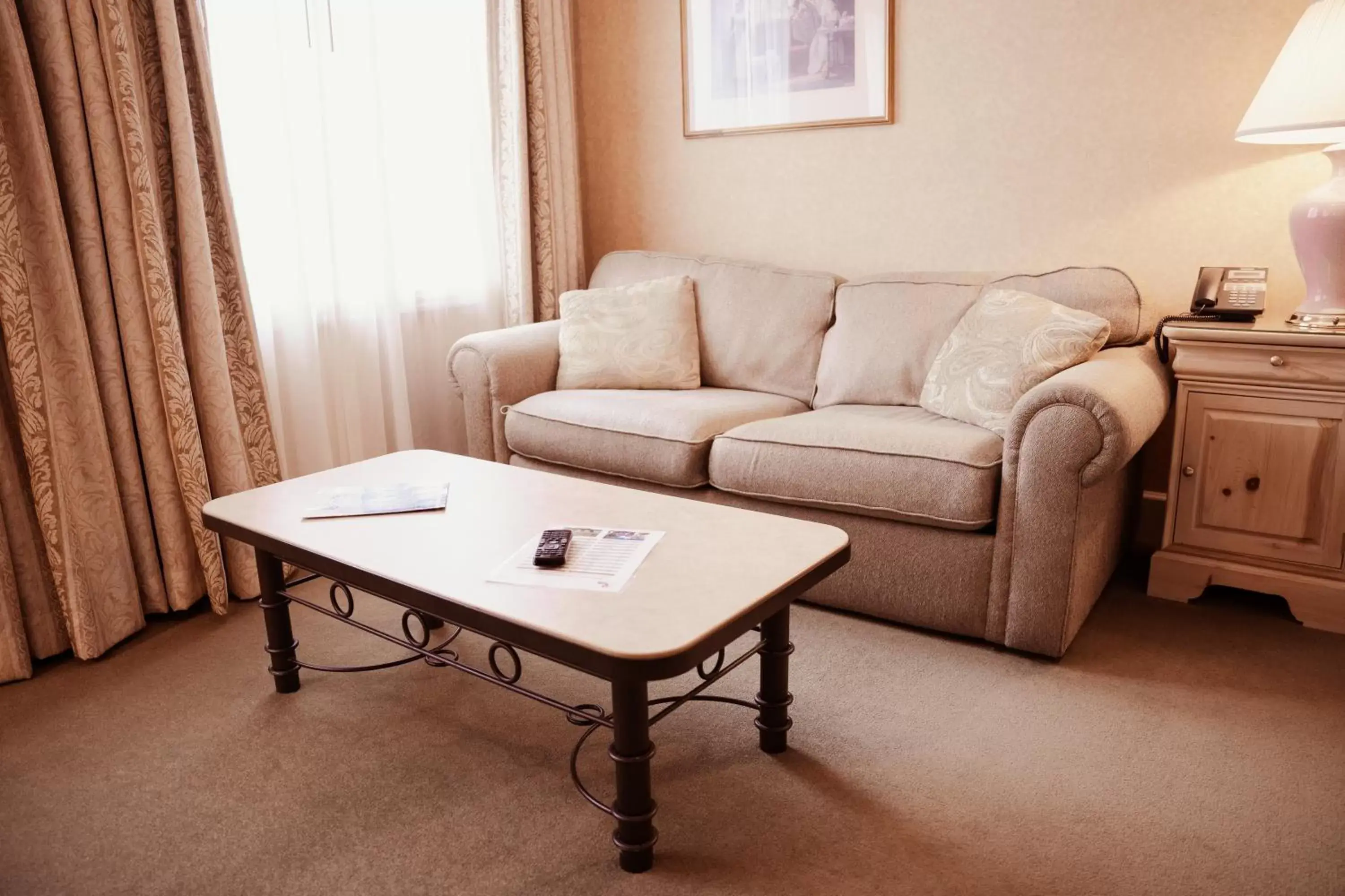 Living room, Seating Area in Phoenix Inn Resort