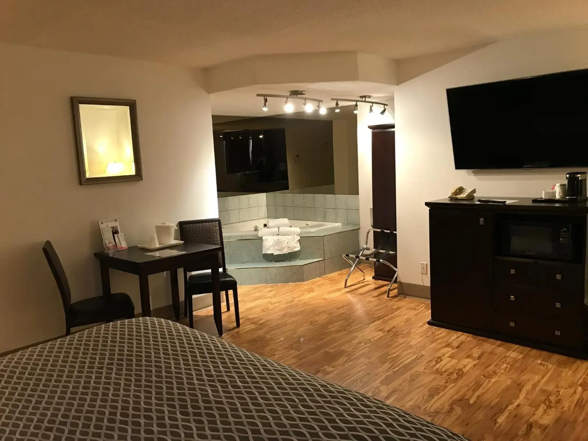 Hot Tub, TV/Entertainment Center in Stonebridge Hotel