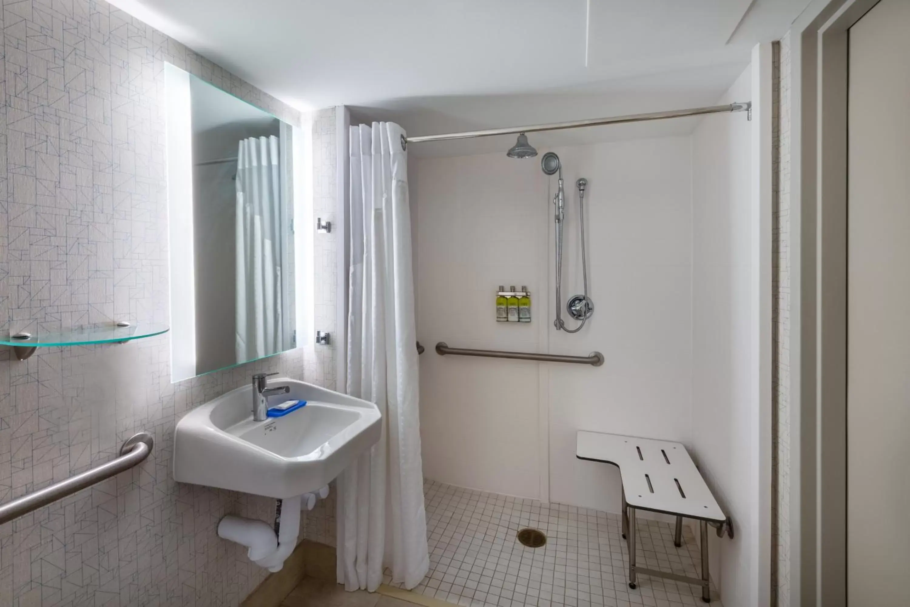 Photo of the whole room, Bathroom in Holiday Inn Express State College at Williamsburg Square, an IHG Hotel