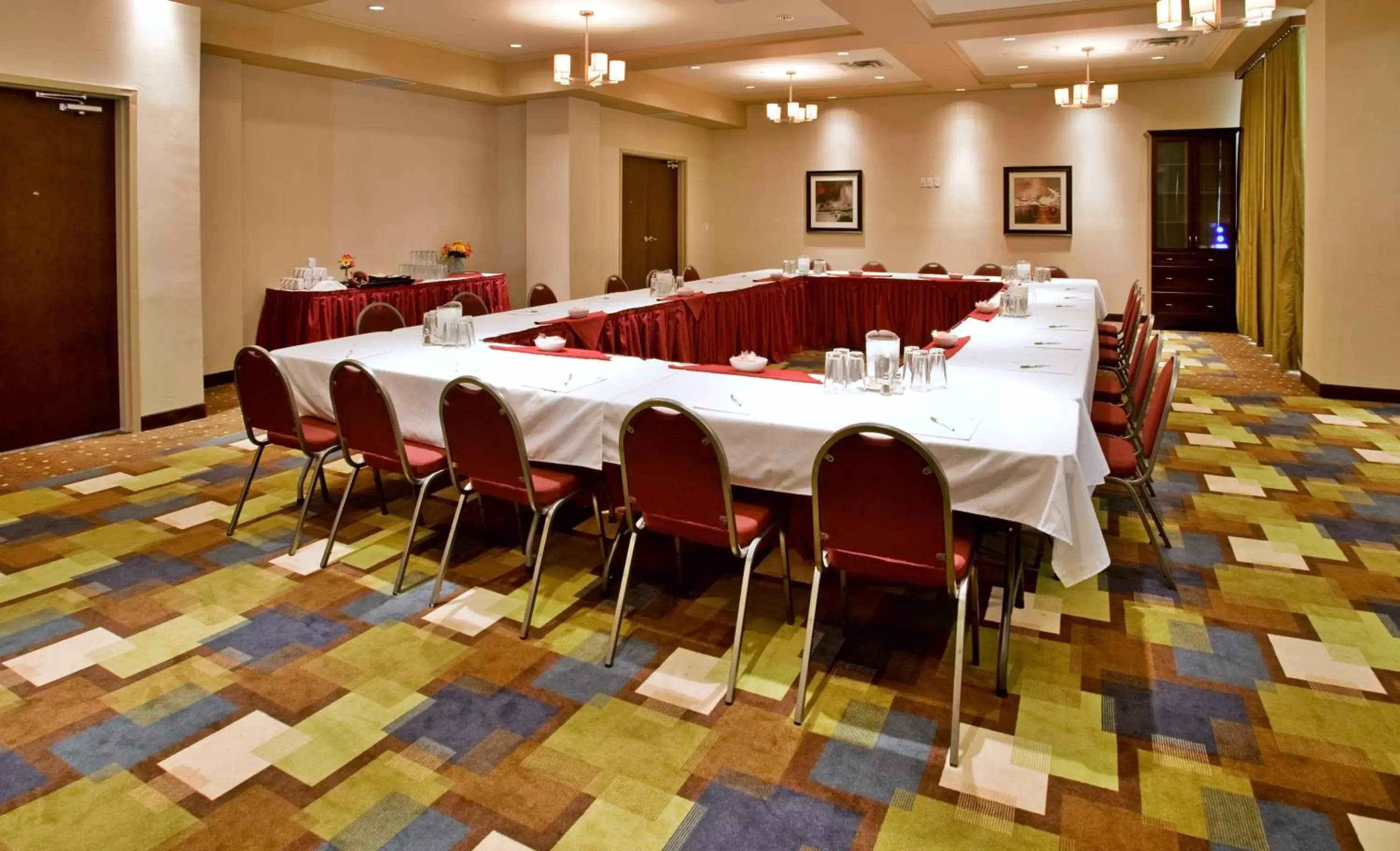 Meeting/conference room in Holiday Inn Hotel and Suites-Kamloops, an IHG Hotel