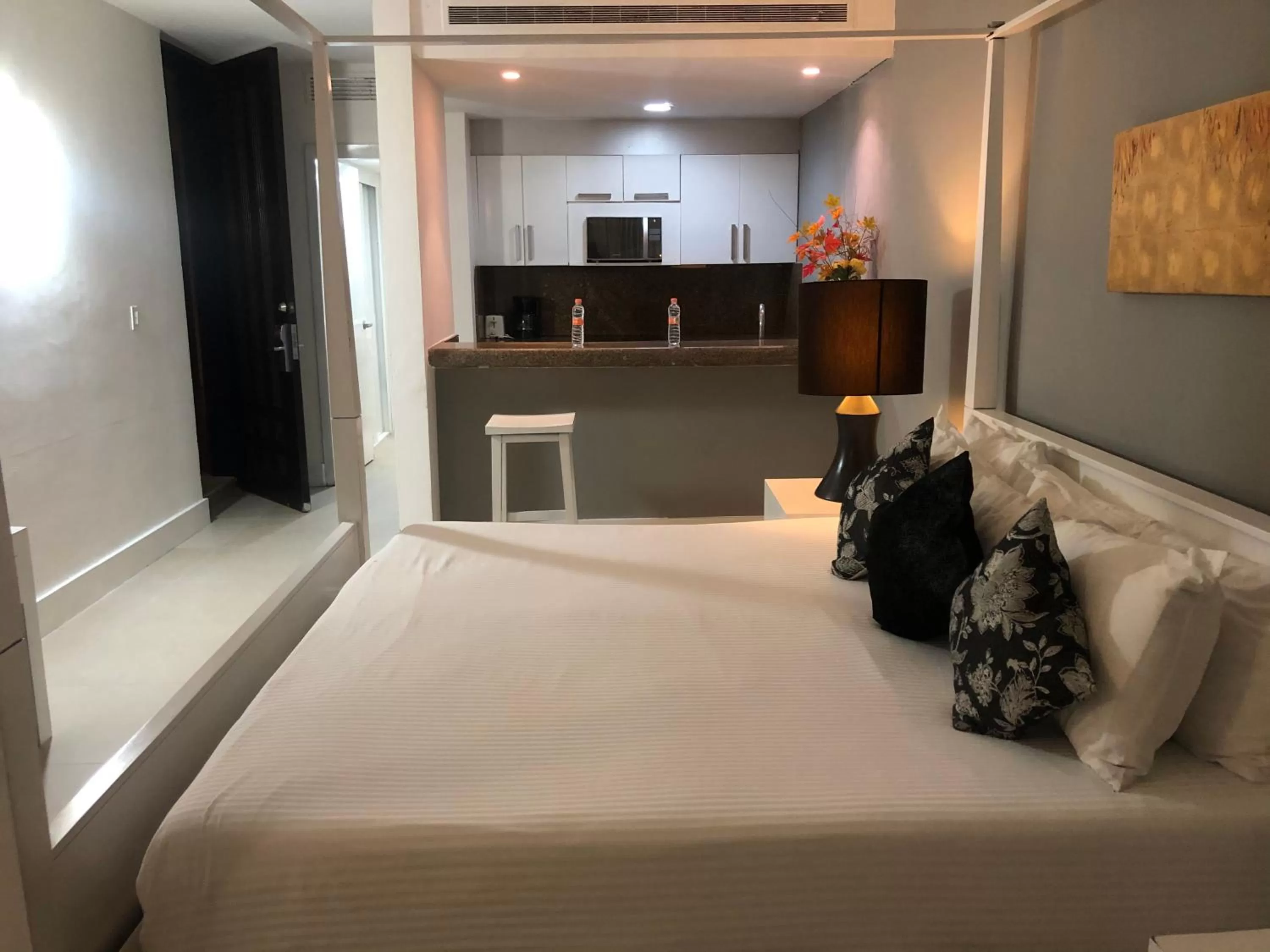 Photo of the whole room, Bed in Aldea Thai