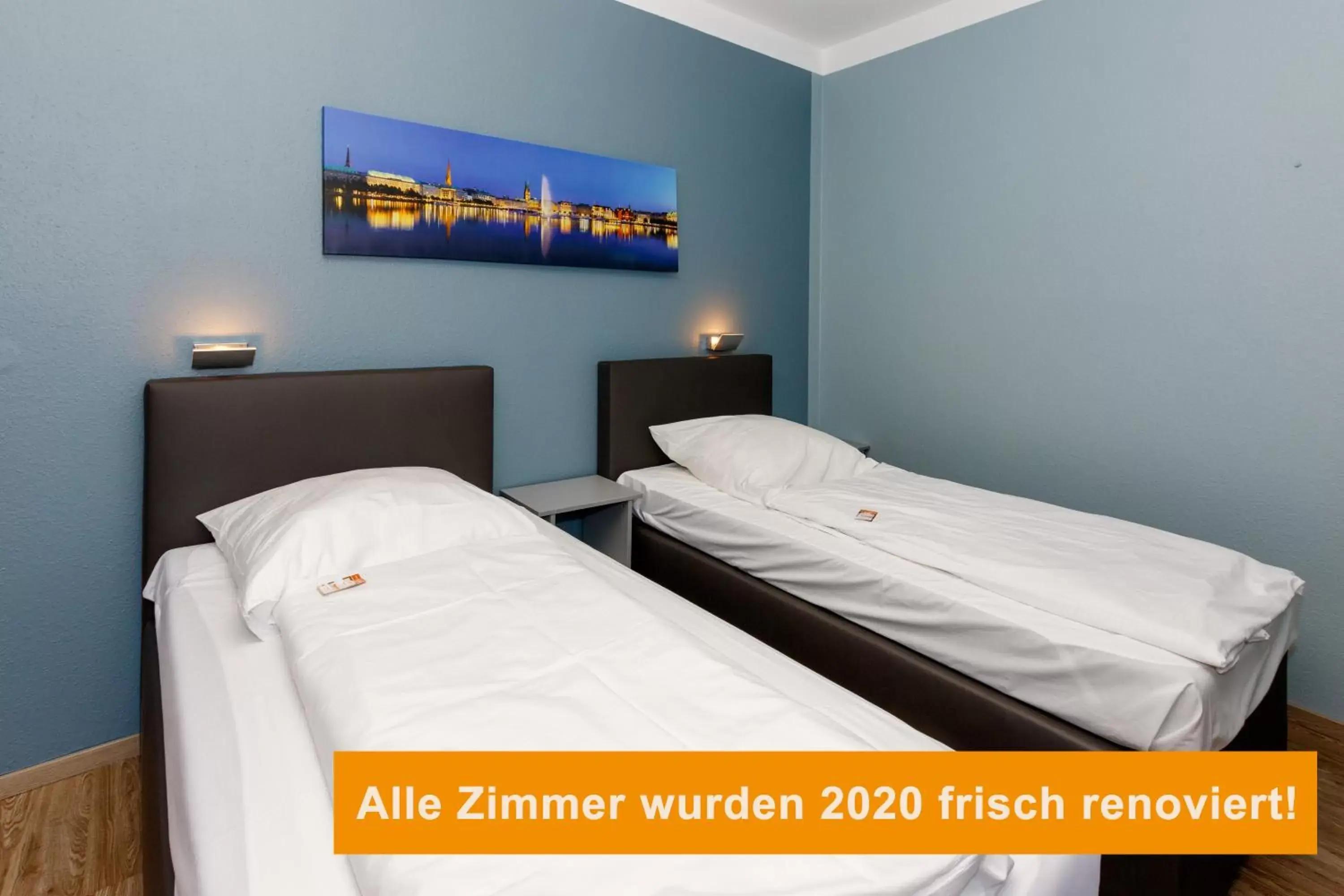 Photo of the whole room, Bed in Apart Hotel Sarstedter Hof